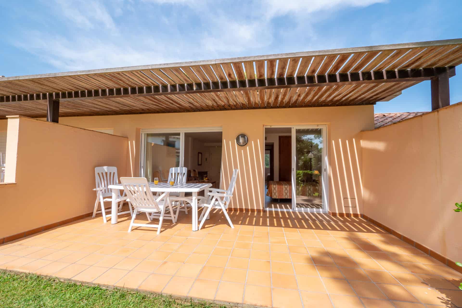 Terrasse d'une maisonnette de la résidence Village Golf Beach Playa de Pals sur la Costa Brava, en Espagne  Terrasse d'une maisonnette de la résidence Village Golf Beach Playa de Pals sur la Costa Brava, en Espagne