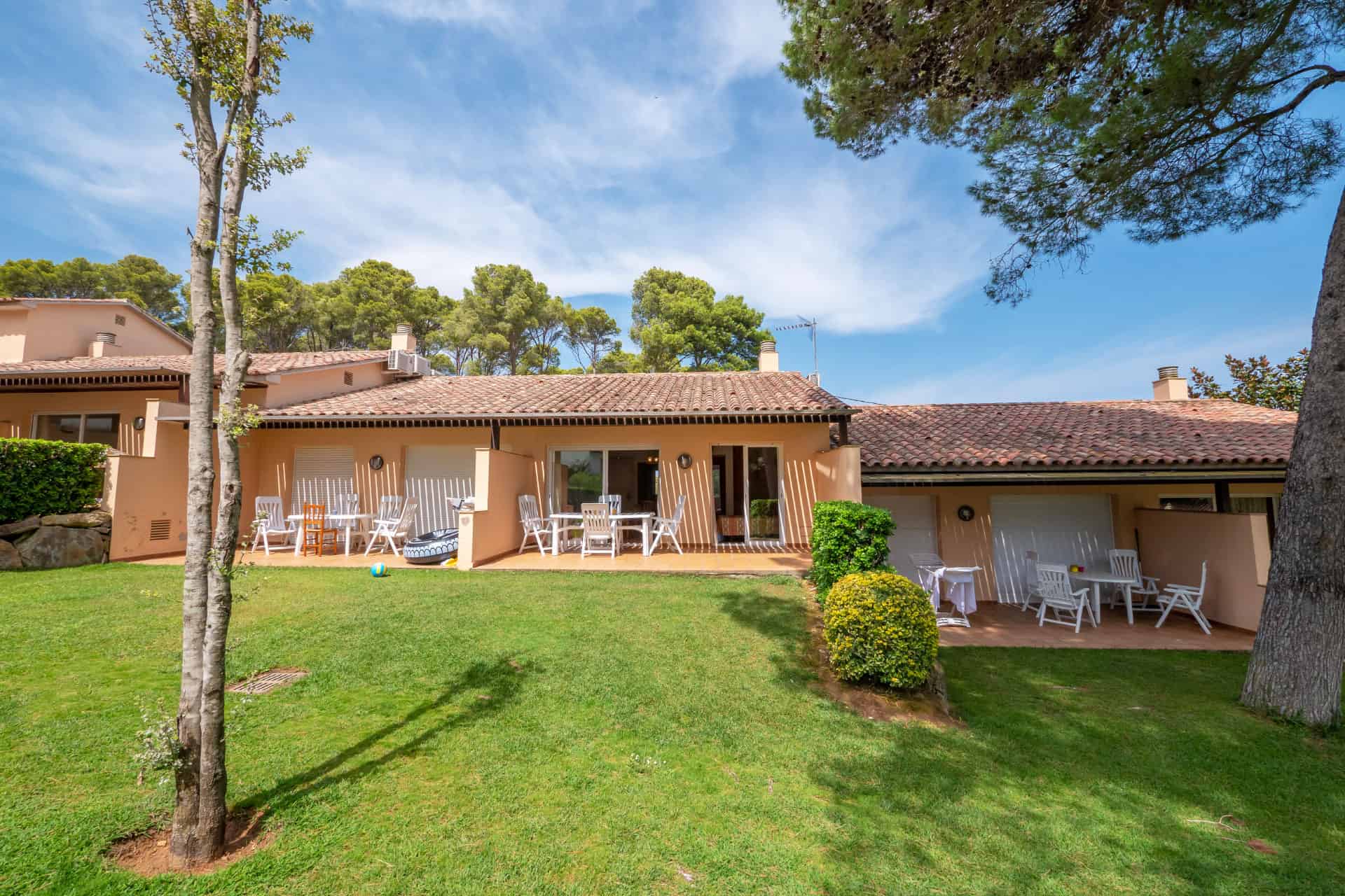 Extérieur de maisonnettes jumelées de la résidence Village Golf Beach Playa de Pals sur la Costa Brava, en Espagne  Extérieur de maisonnettes jumelées de la résidence Village Golf Beach Playa de Pals sur la Costa Brava, en Espagne