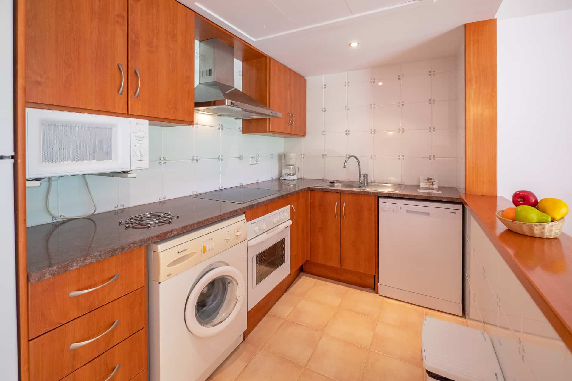 Cuisine d'une maisonnette de la résidence Village Golf Beach Playa de Pals sur la Costa Brava, en Espagne  Cuisine d'une maisonnette de la résidence Village Golf Beach Playa de Pals sur la Costa Brava, en Espagne