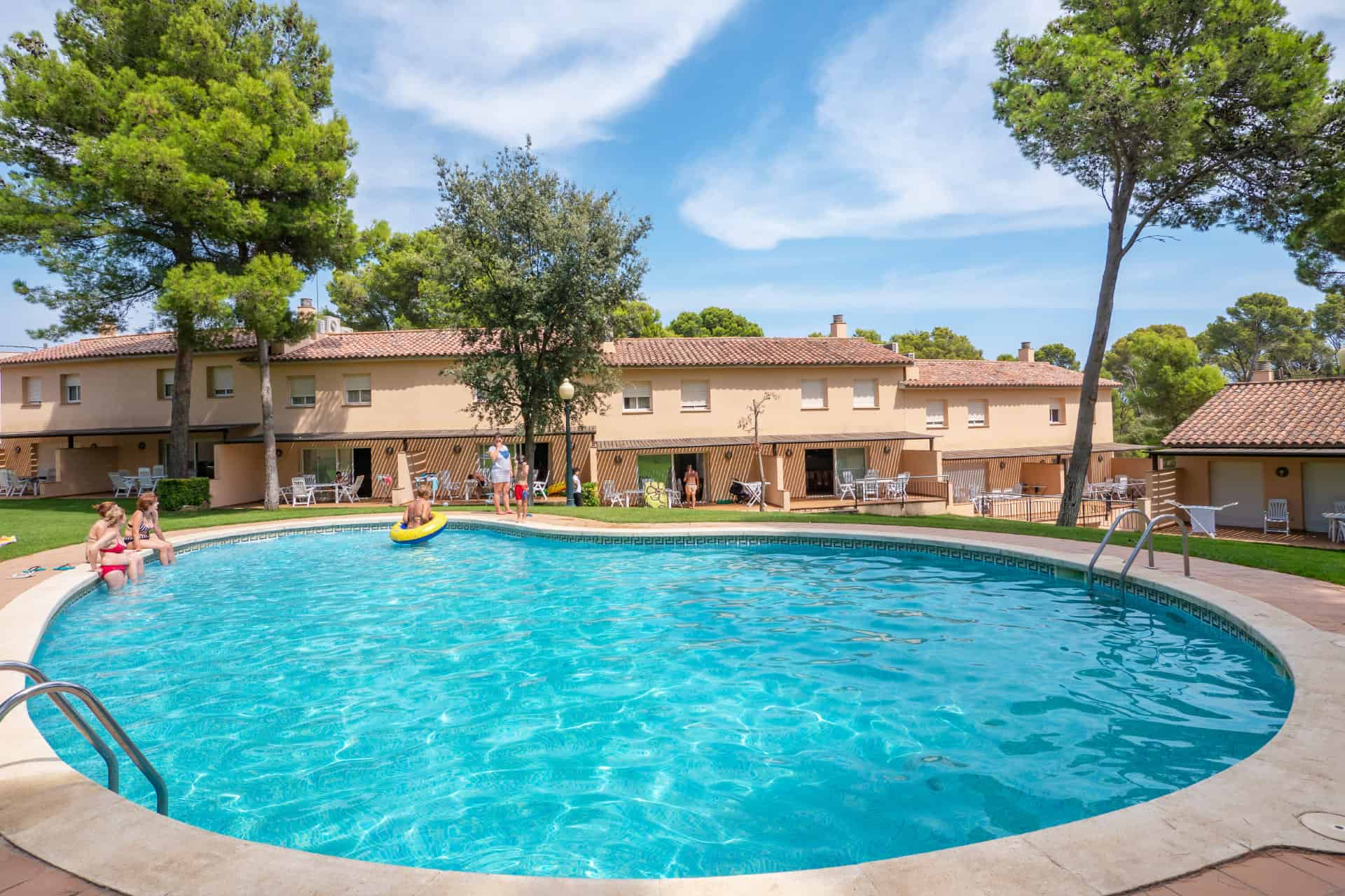 Piscine extérieure de la résidence Village Golf Beach Playa de Pals sur la Costa Brava, en Espagne Piscine extérieure de la résidence Village Golf Beach Playa de Pals sur la Costa Brava, en Espagne