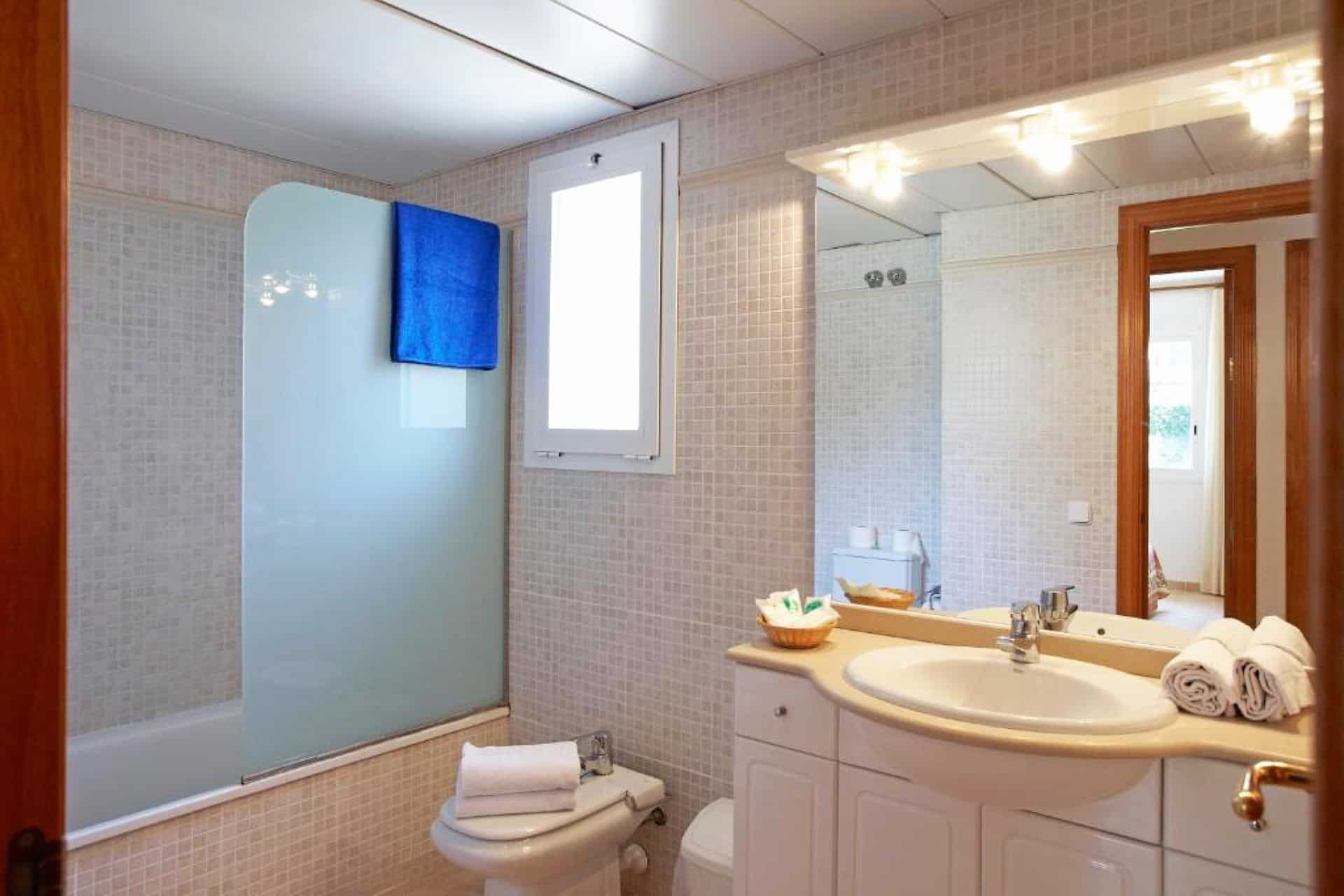Salle de bain d'une maisonnette de la résidence Village Golf Beach Playa de Pals sur la Costa Brava, en Espagne  Salle de bain d'une maisonnette de la résidence Village Golf Beach Playa de Pals sur la Costa Brava, en Espagne
