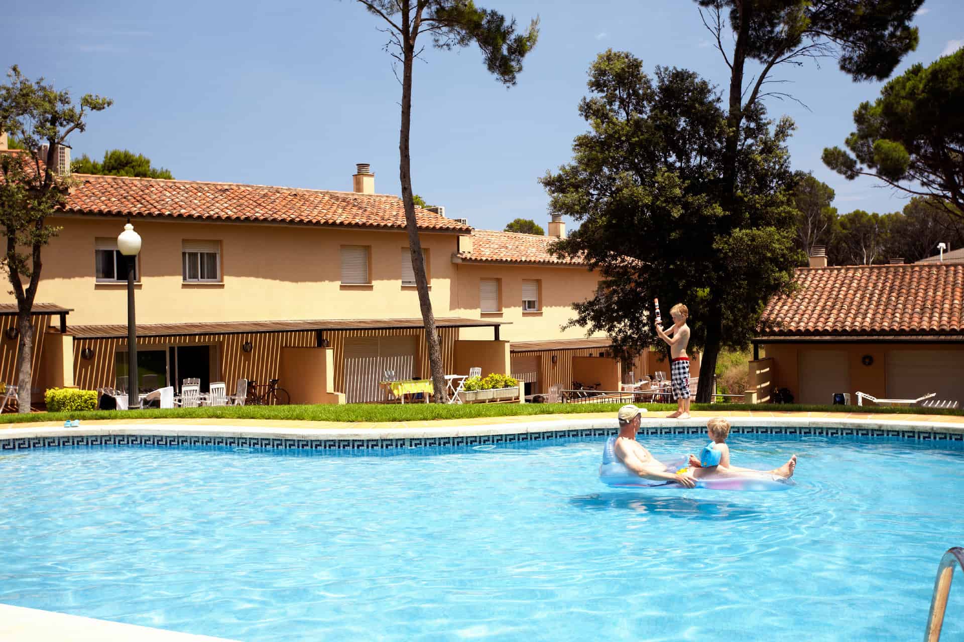 Piscine extérieure de la résidence Village Golf Beach Playa de Pals sur la Costa Brava, en Espagne  Piscine extérieure de la résidence Village Golf Beach Playa de Pals sur la Costa Brava, en Espagne