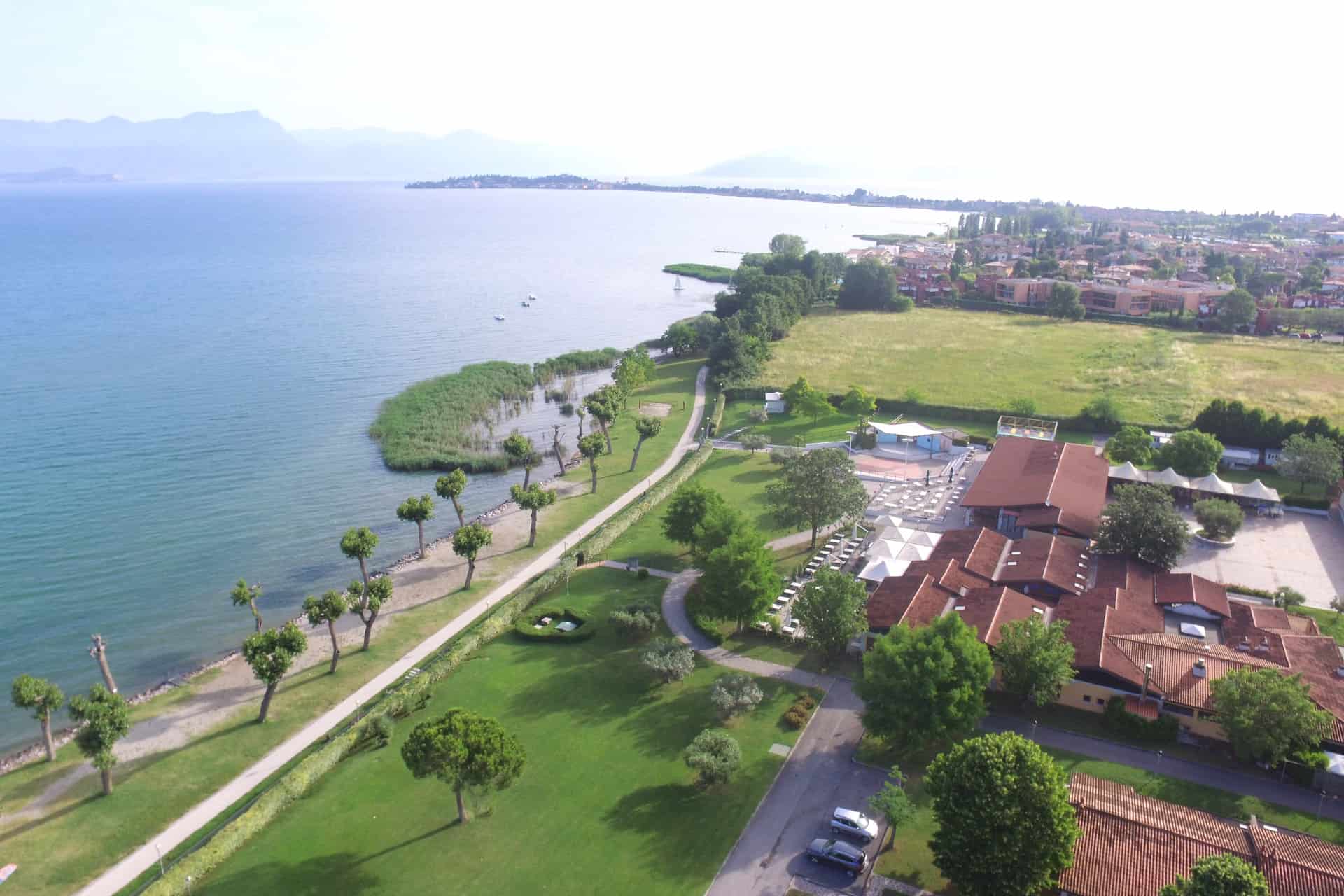 Vue aérienne de la résidence de vacances The Garda Village à Colombare di Sirmione, proche du Lac de Garde, en Italie Vue aérienne de la résidence de vacances The Garda Village à Colombare di Sirmione, proche du Lac de Garde, en Italie