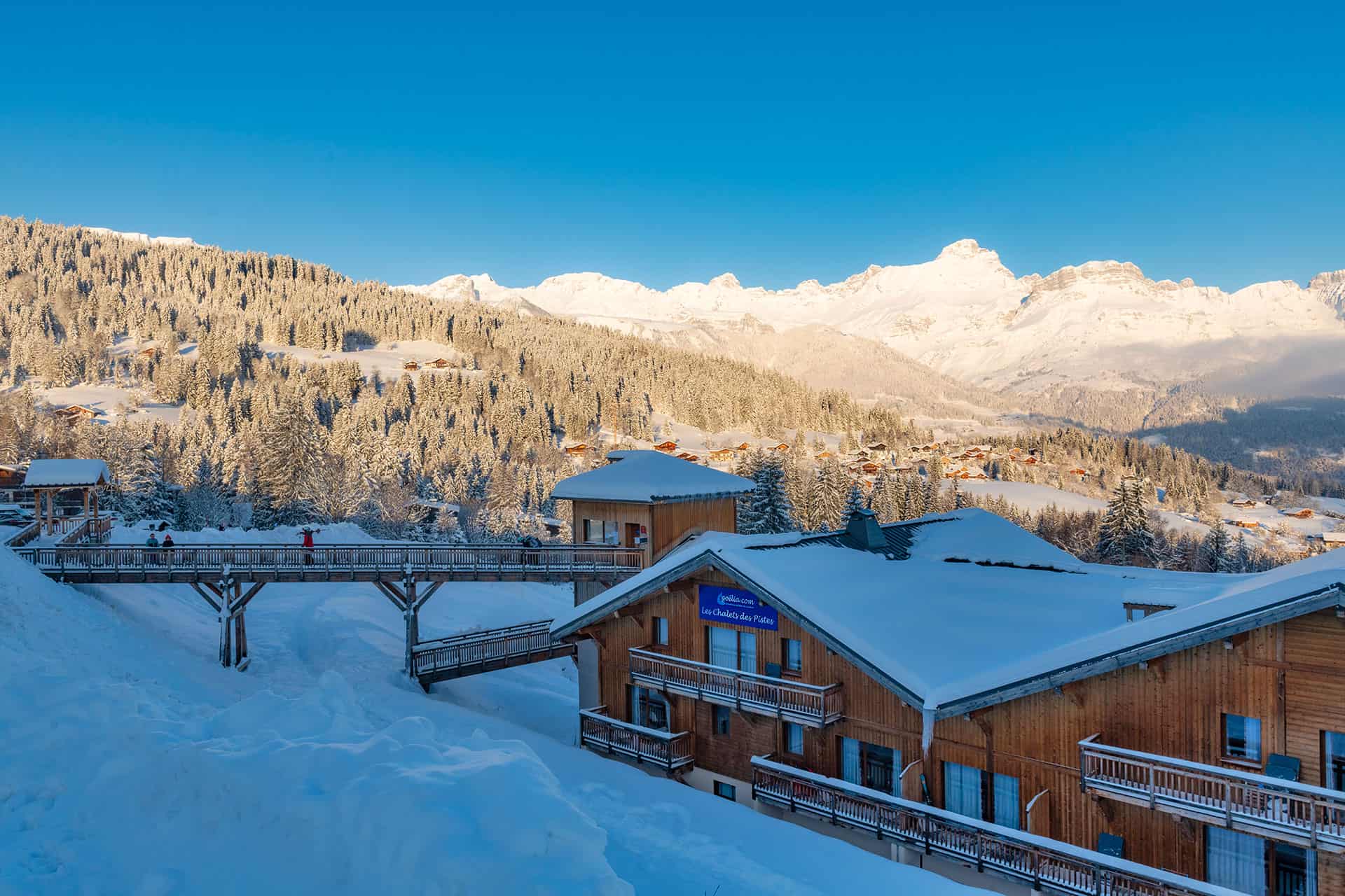 Vue extérieure de la résidence de vacances Les Chalets des Pistes à Combloux Vue extérieure de la résidence de vacances Les Chalets des Pistes à Combloux
