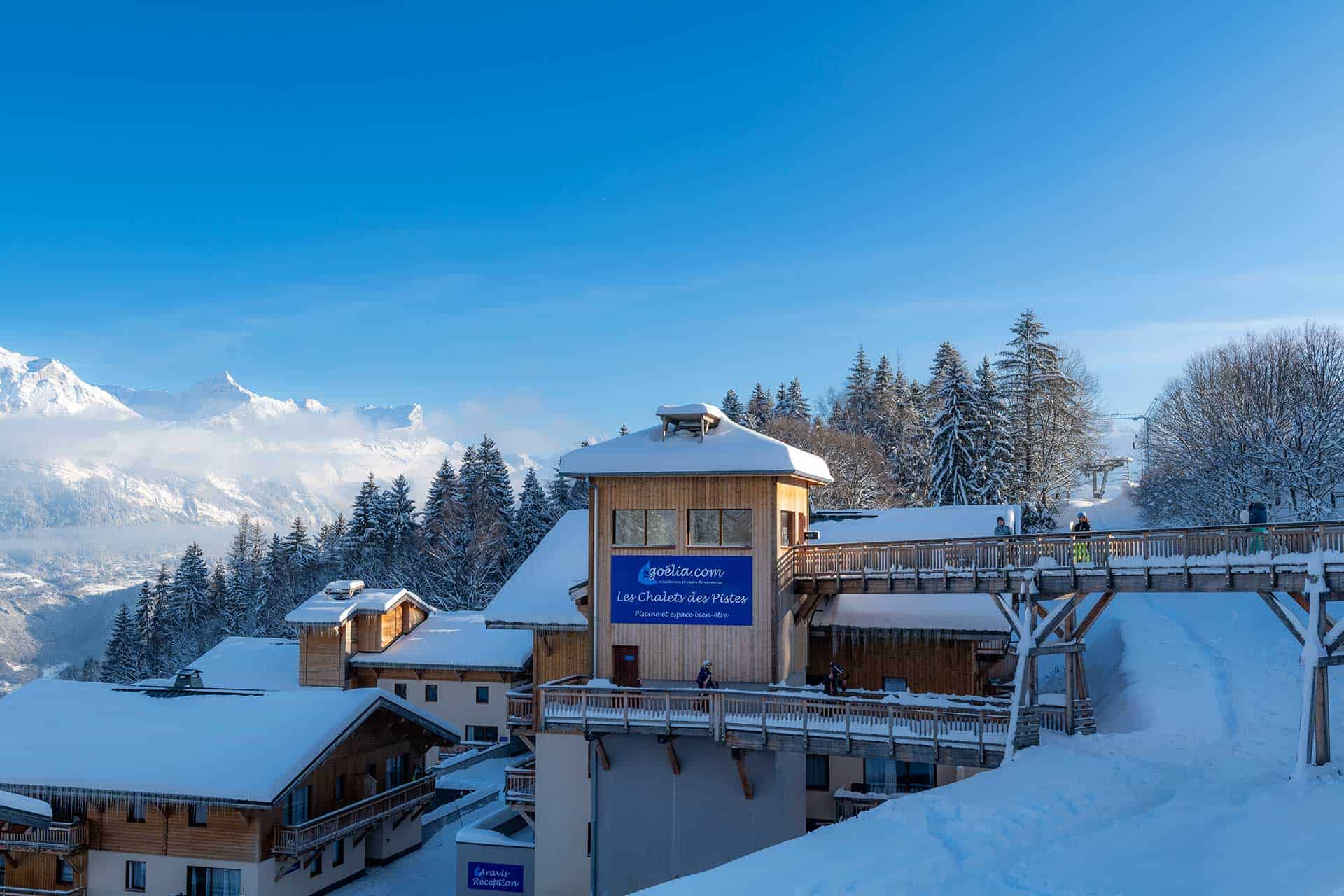 Passerelle d'accès aux pistes de la résidence de vacances Goélia Les Chales des pistes à Combloux Passerelle d'accès aux pistes de la résidence de vacances Goélia Les Chales des pistes à Combloux