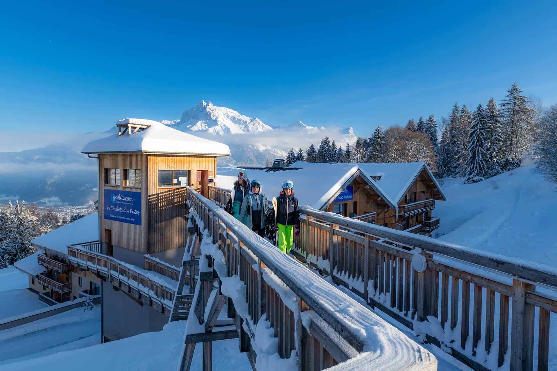Passerelle d'accès aux pistes de la résidence de vacances Goélia Les Chales des pistes à Combloux Passerelle d'accès aux pistes de la résidence de vacances Goélia Les Chales des pistes à Combloux