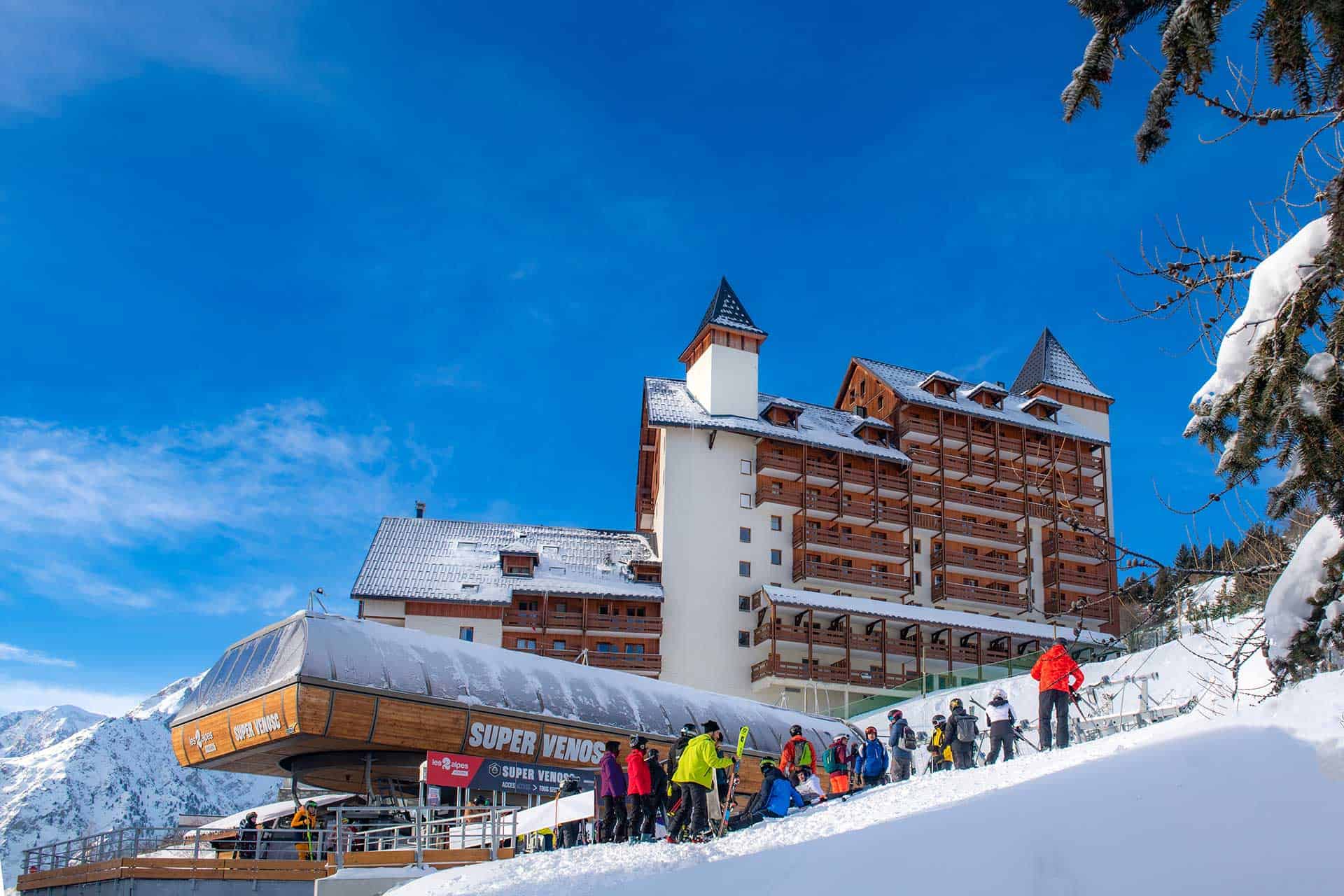 Résidence de vacances Goélia Les Balcons du Soleil aux Deux Alpes avec nouvelle remontée mécanique débrayable au pied de la résidence Résidence de vacances Goélia Les Balcons du Soleil aux Deux Alpes avec nouvelle remontée mécanique débrayable au pied de la résidence