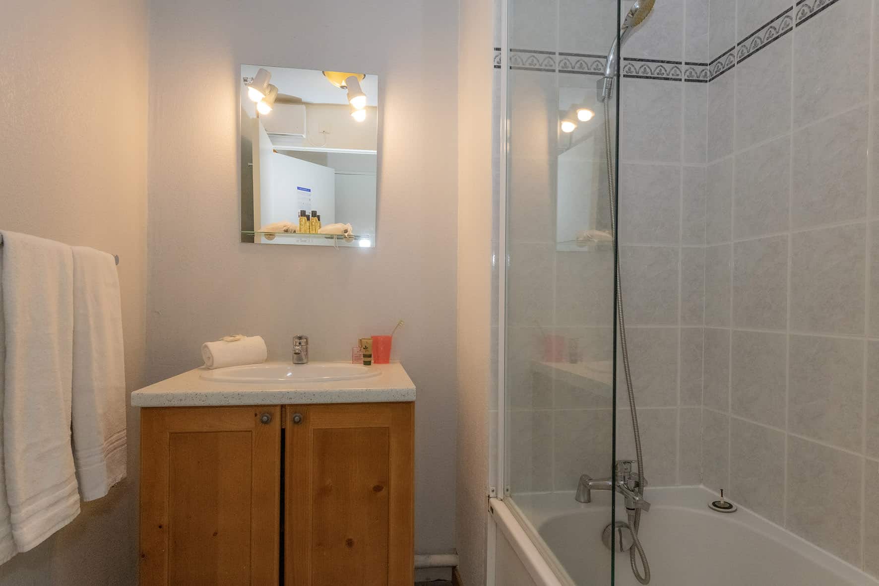 Example of bathroom in the holiday residence Goélia Le Blanchot in Pralognan la Vanoise Example of bathroom in the holiday residence Goélia Le Blanchot in Pralognan la Vanoise