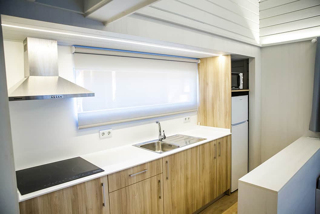 Exemple de cuisine du Bungalow 5 personnes XALOC de la résidence de vacances La Llosa à Cambrils, sur la Costa Dorada, en Espagne Exemple de cuisine du Bungalow 5 personnes XALOC de la résidence de vacances La Llosa à Cambrils, sur la Costa Dorada, en Espagne