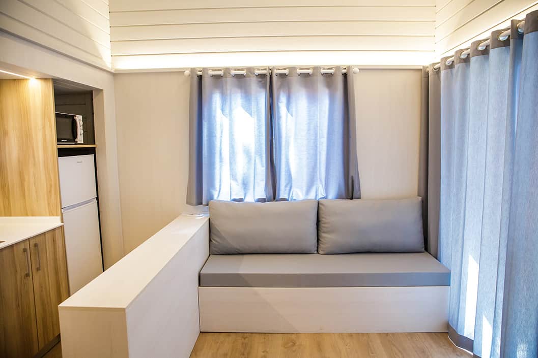 Exemple de salon du Bungalow 5 personnes XALOC de la résidence de vacances La Llosa à Cambrils, sur la Costa Dorada, en Espagne Exemple de salon du Bungalow 5 personnes XALOC de la résidence de vacances La Llosa à Cambrils, sur la Costa Dorada, en Espagne