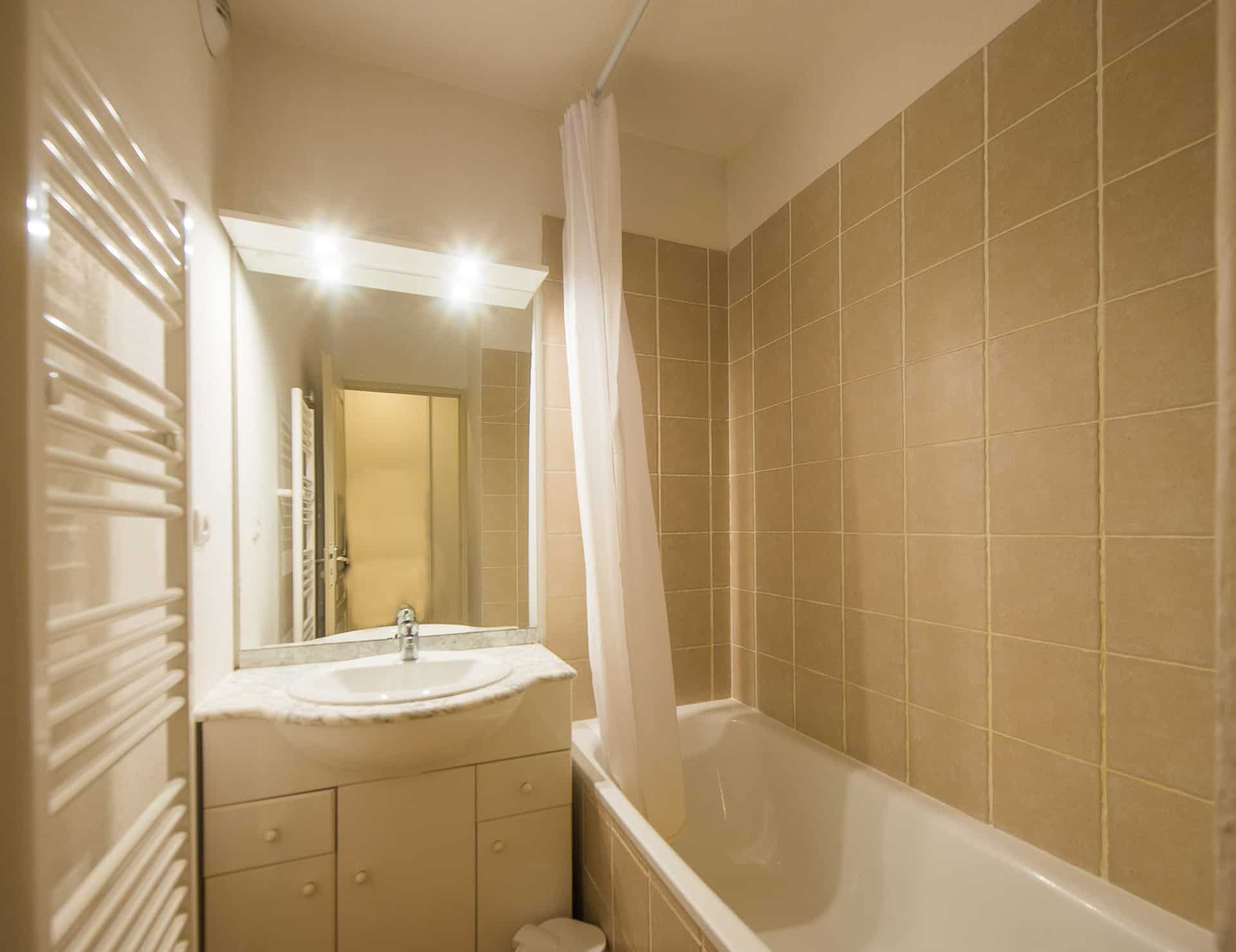 Exemple de salle de bain de la résidence Les Etoiles d'Orion à Orcières dans les Alpes du Sud Exemple de salle de bain de la résidence Les Etoiles d'Orion à Orcières dans les Alpes du Sud