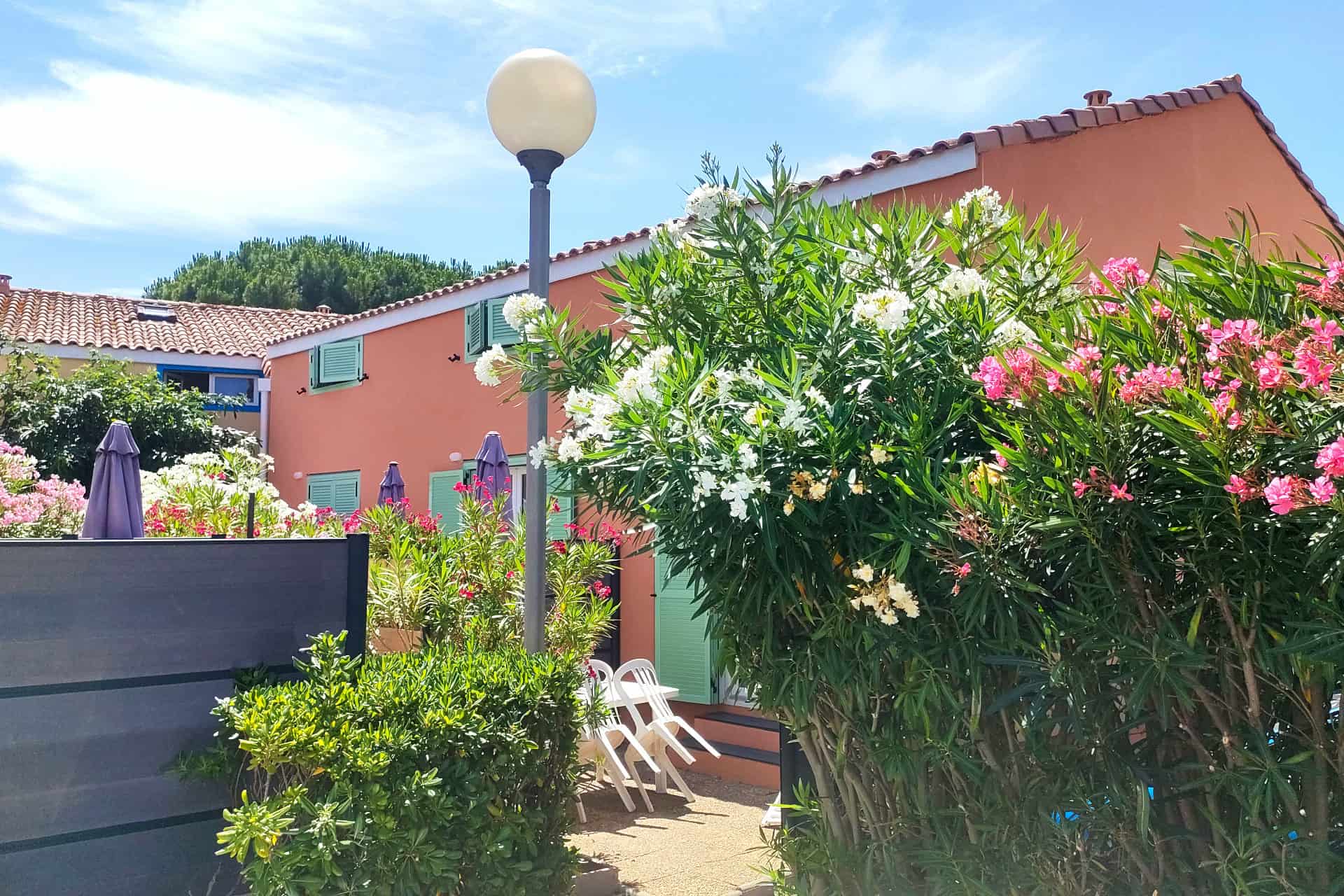 Terrasse d'une maisonnette jumelée de la résidence de vacances Goélia Le Sun Village à Portiragnes Terrasse d'une maisonnette jumelée de la résidence de vacances Goélia Le Sun Village à Portiragnes