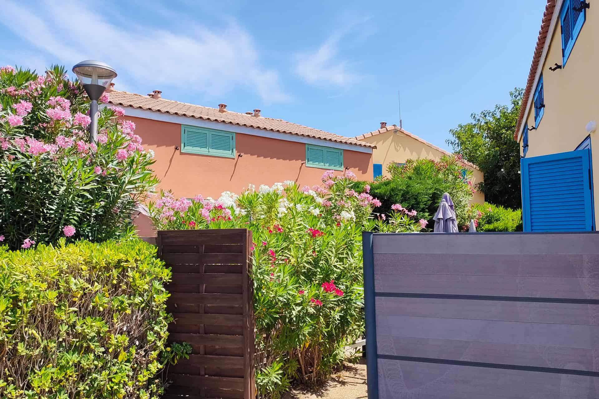 Extérieur de la résidence de vacances Goélia Le Sun Village à Portiragnes Extérieur de la résidence de vacances Goélia Le Sun Village à Portiragnes