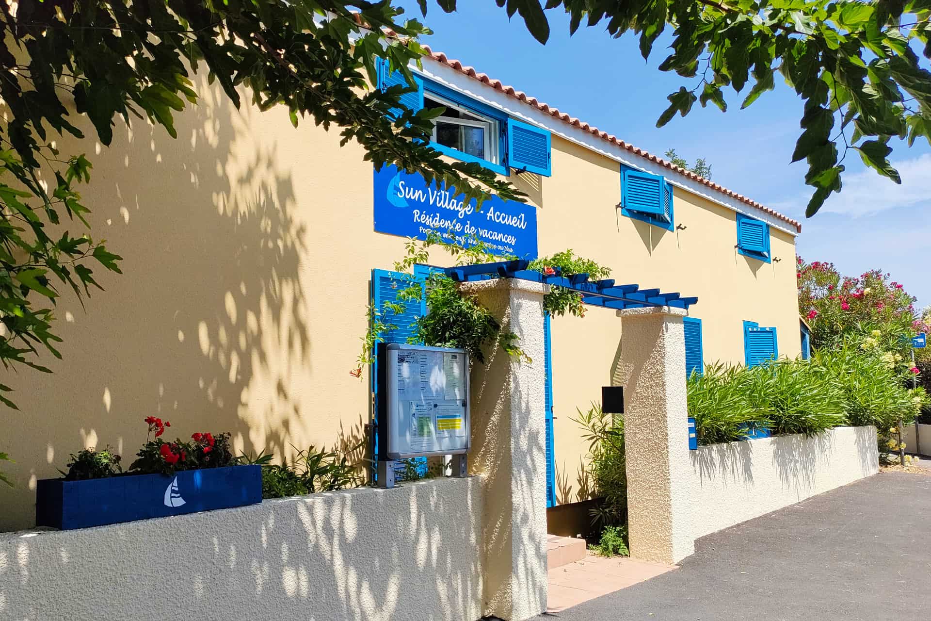 Extérieur de la réception de la résidence de vacances Goélia Sun Village à Portiragnes Extérieur de la réception de la résidence de vacances Goélia Sun Village à Portiragnes