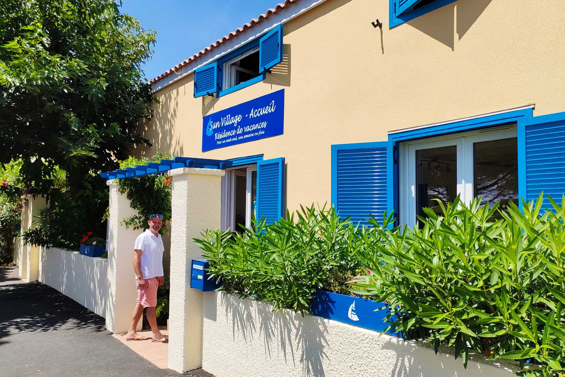 Extérieur de la réception de la résidence de vacances Goélia Sun Village à Portiragnes Extérieur de la réception de la résidence de vacances Goélia Sun Village à Portiragnes