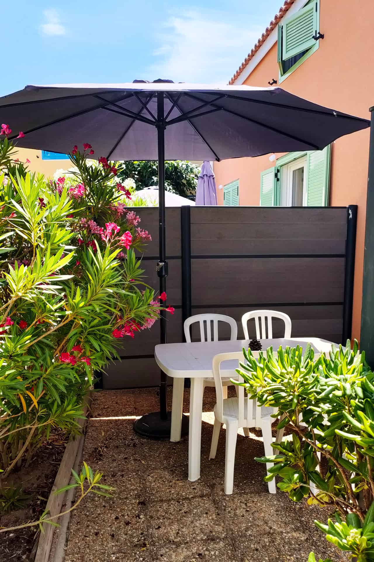 Terrasse d'une maisonnette jumelée de la résidence de vacances Goélia Le Sun Village à Portiragnes Terrasse d'une maisonnette jumelée de la résidence de vacances Goélia Le Sun Village à Portiragnes