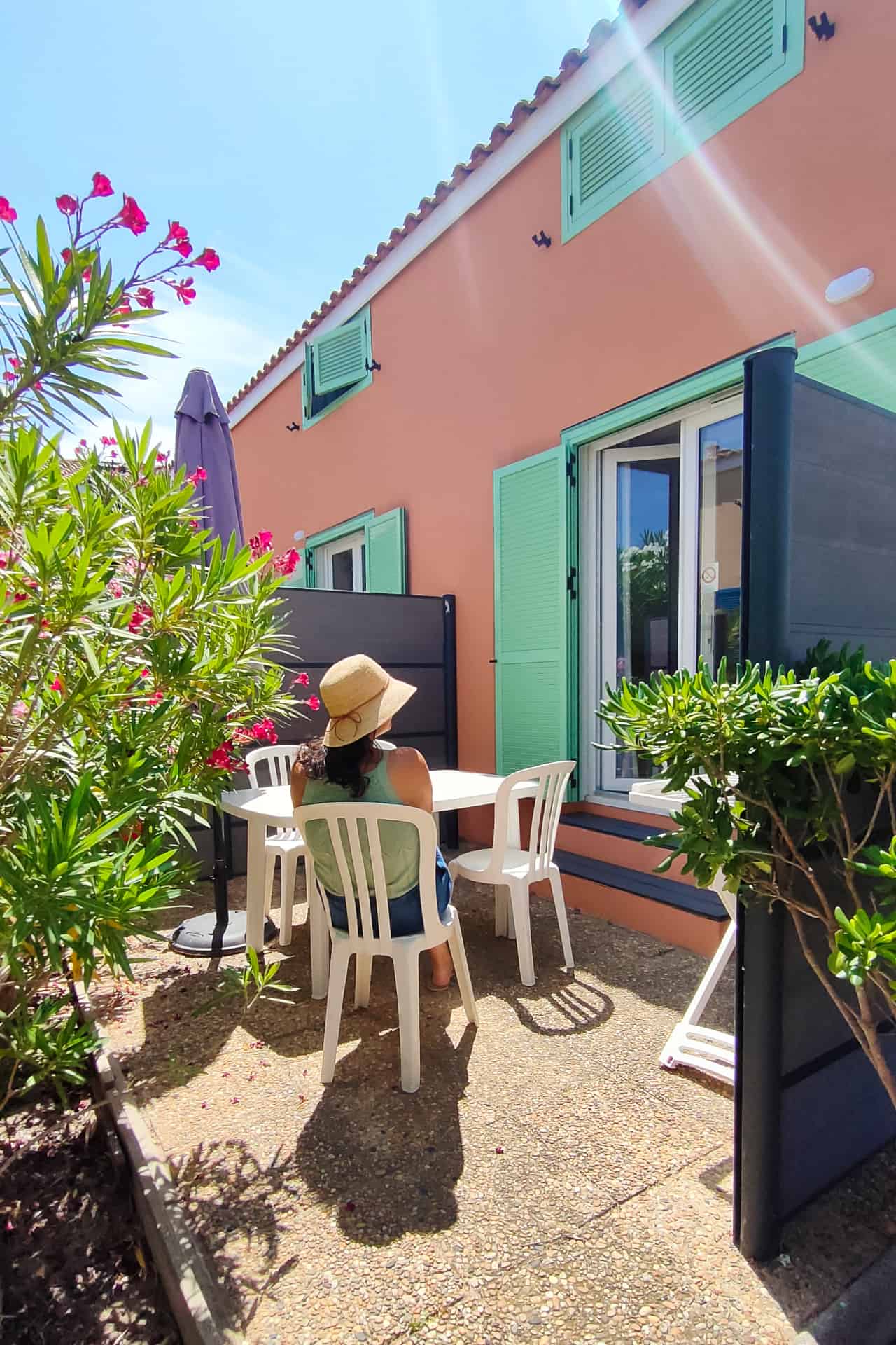 Terrasse d'une maisonnette jumelée de la résidence de vacances Goélia Le Sun Village à Portiragnes Terrasse d'une maisonnette jumelée de la résidence de vacances Goélia Le Sun Village à Portiragnes