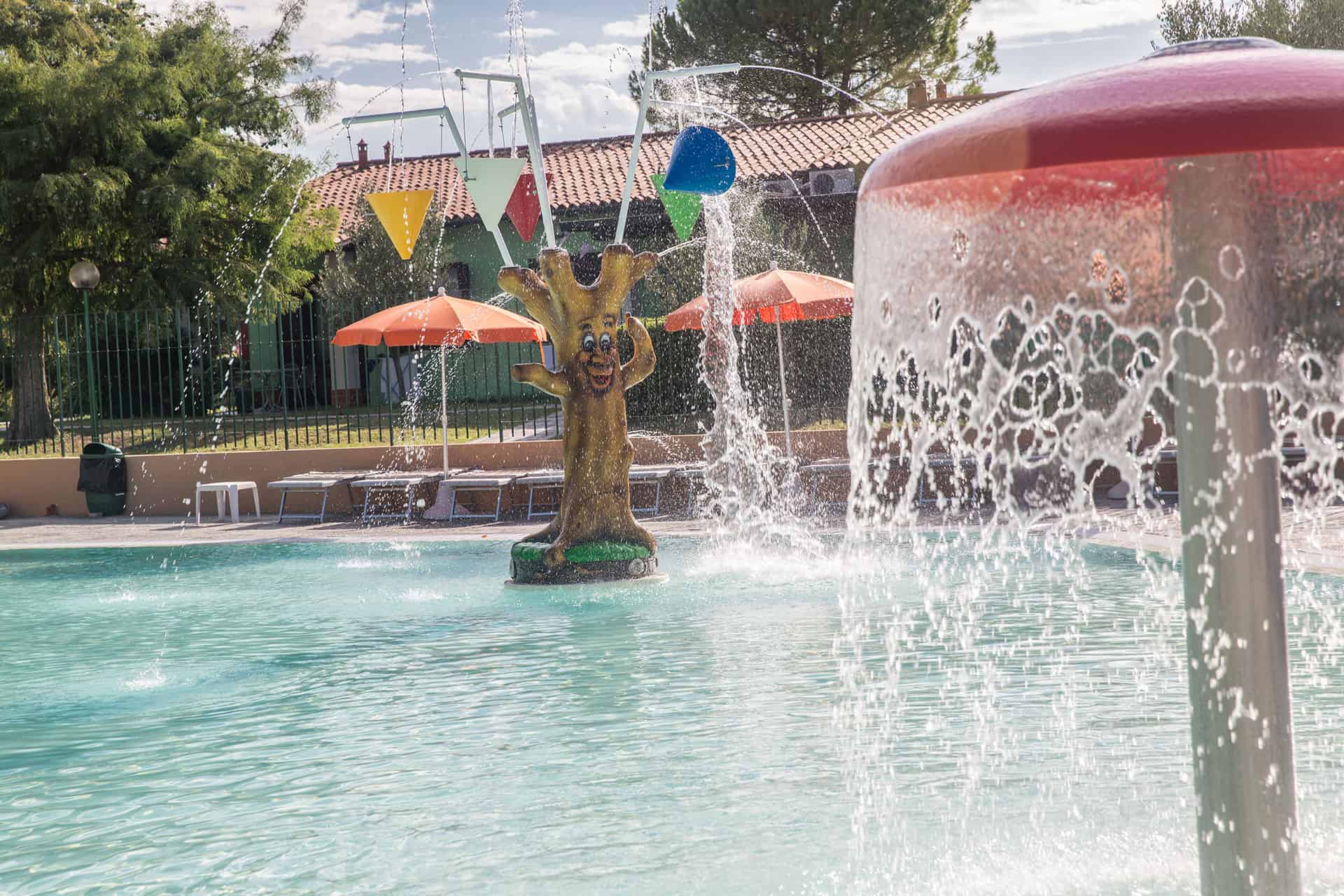Exemple de jeux aquatiques de la résidence The Garda Village à Colombare Di Sirmione, proche du Lac de Garde en Italie Exemple de jeux aquatiques de la résidence The Garda Village à Colombare Di Sirmione, proche du Lac de Garde en Italie