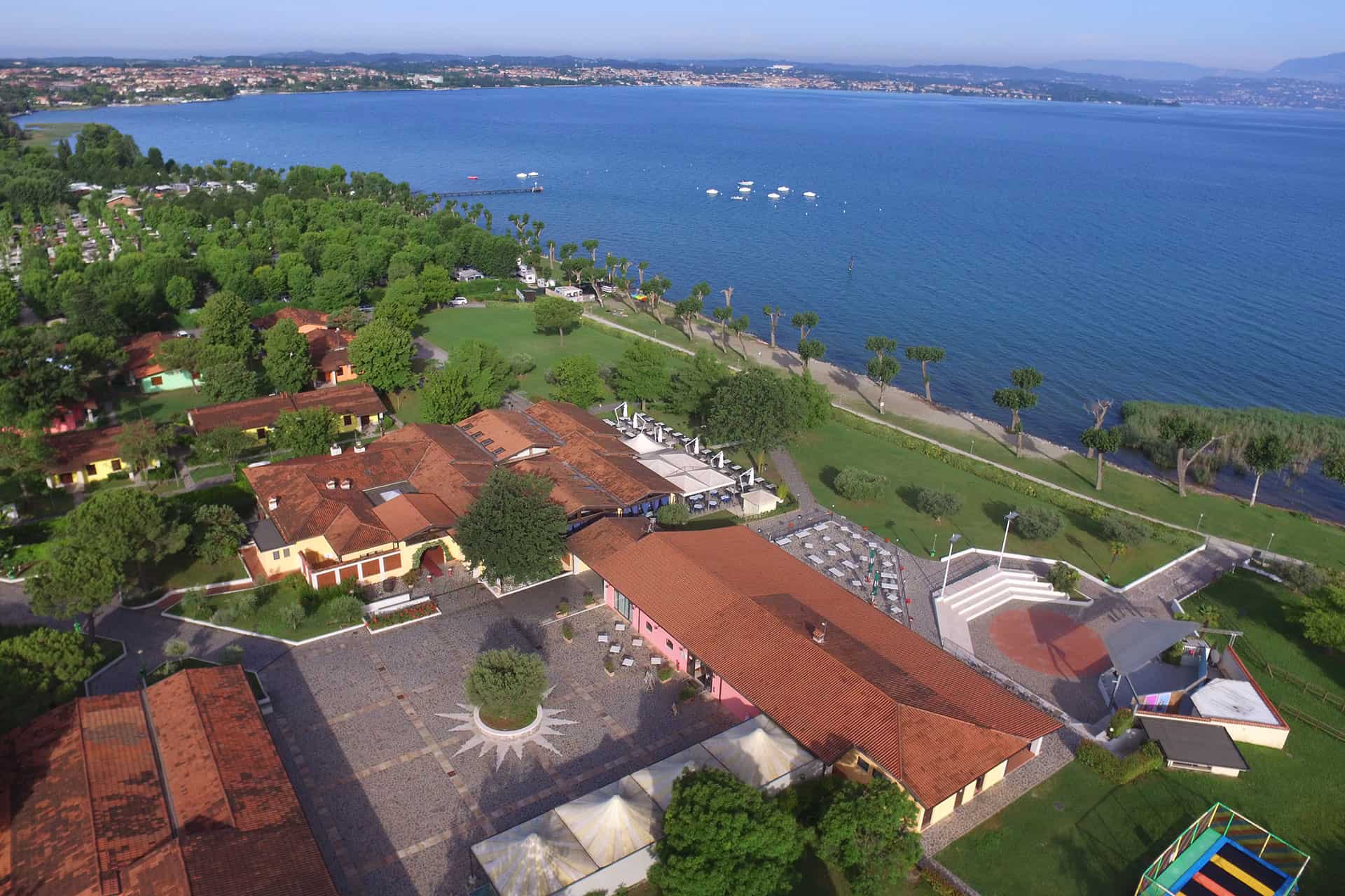 la résidence The Garda Village à Colombare Di Sirmione, proche du Lac de Garde en Italie la résidence The Garda Village à Colombare Di Sirmione, proche du Lac de Garde en Italie