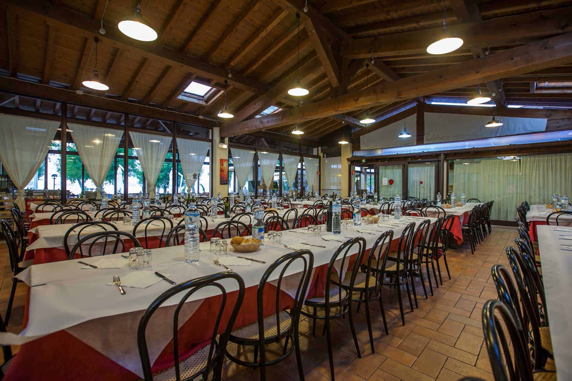 Restaurant de la résidence The Garda Village à Colombare Di Sirmione, proche du Lac de Garde en Italie Restaurant de la résidence The Garda Village à Colombare Di Sirmione, proche du Lac de Garde en Italie