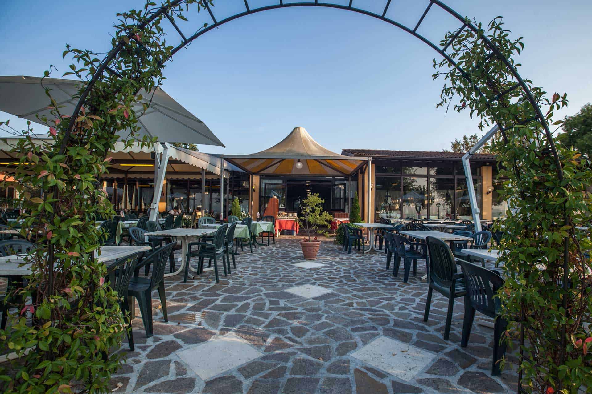 Restaurant de la résidence The Garda Village à Colombare Di Sirmione, proche du Lac de Garde en Italie Restaurant de la résidence The Garda Village à Colombare Di Sirmione, proche du Lac de Garde en Italie