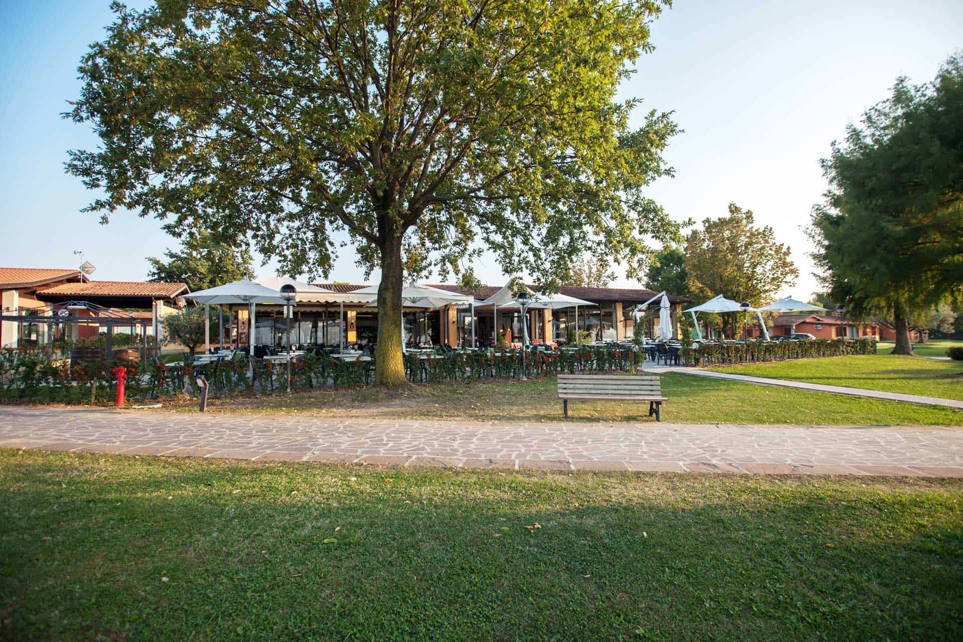 Restaurant de la résidence The Garda Village à Colombare Di Sirmione, proche du Lac de Garde en Italie Restaurant de la résidence The Garda Village à Colombare Di Sirmione, proche du Lac de Garde en Italie
