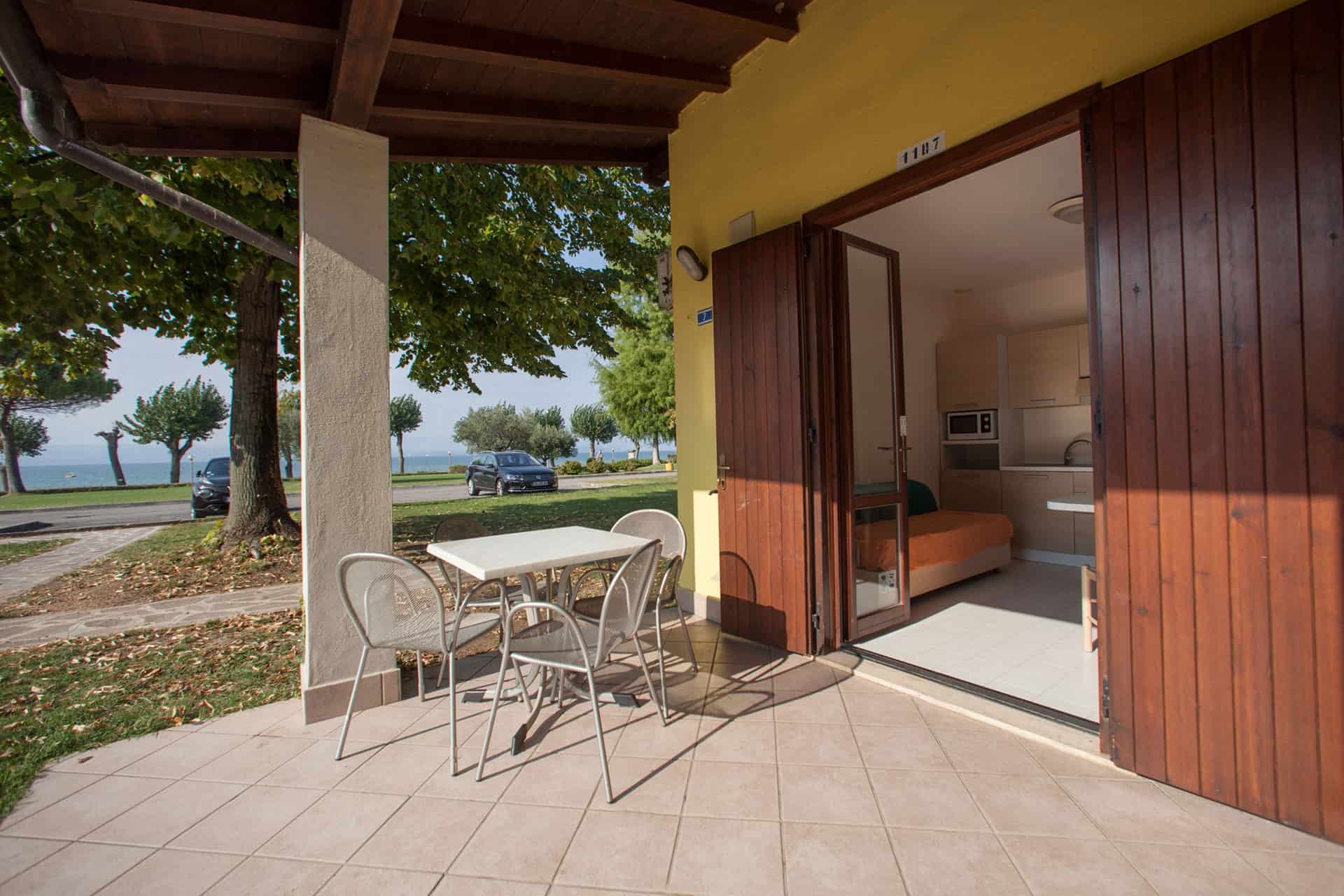 Exemple d'extérieur de bungalow de la résidence The Garda Village à Colombare Di Sirmione en Italie Exemple d'extérieur de bungalow de la résidence The Garda Village à Colombare Di Sirmione en Italie