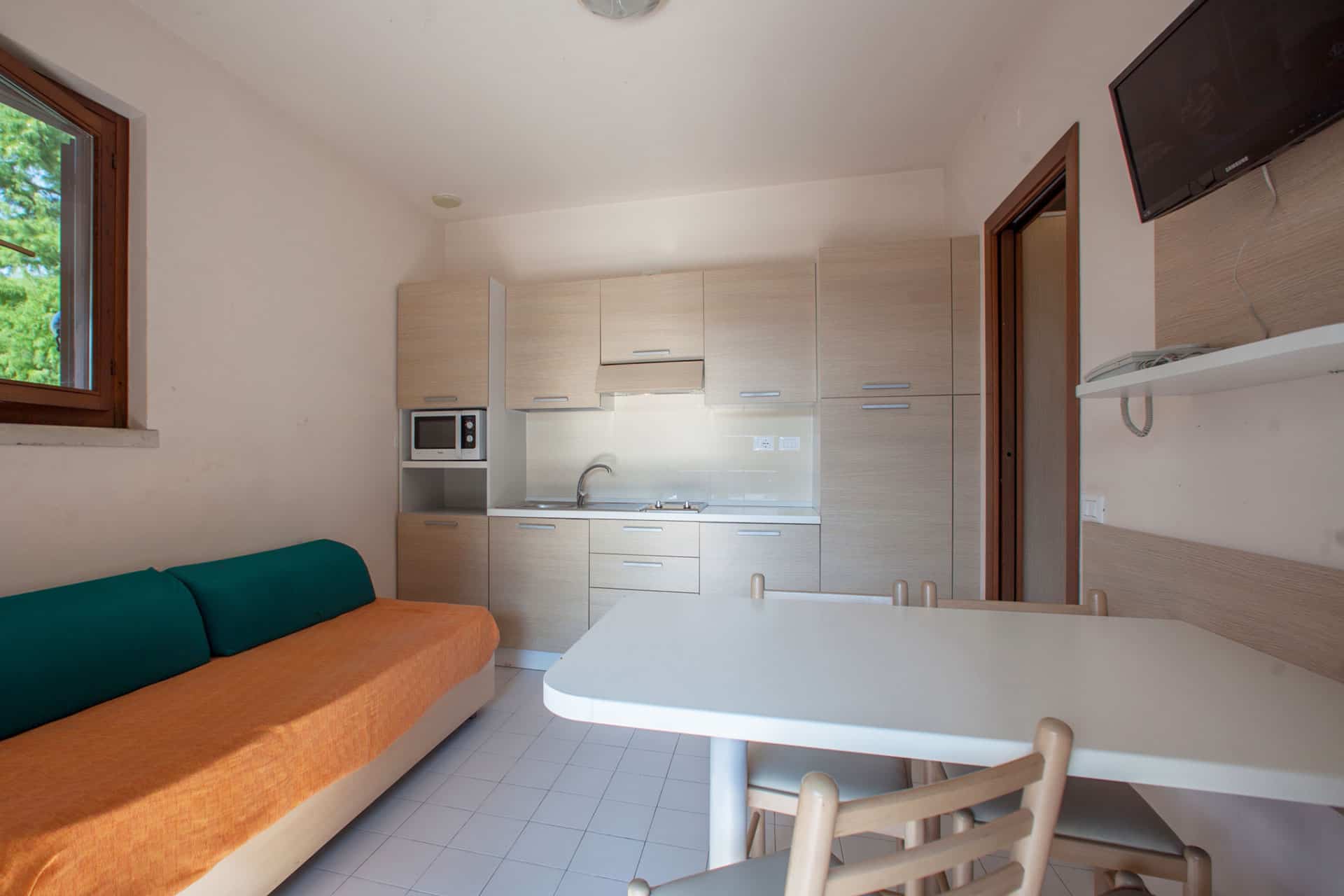 Exemple d'intérieur d'un bungalow de la résidence The Garda Village à Colombare Di Sirmione en Italie Exemple d'intérieur d'un bungalow de la résidence The Garda Village à Colombare Di Sirmione en Italie