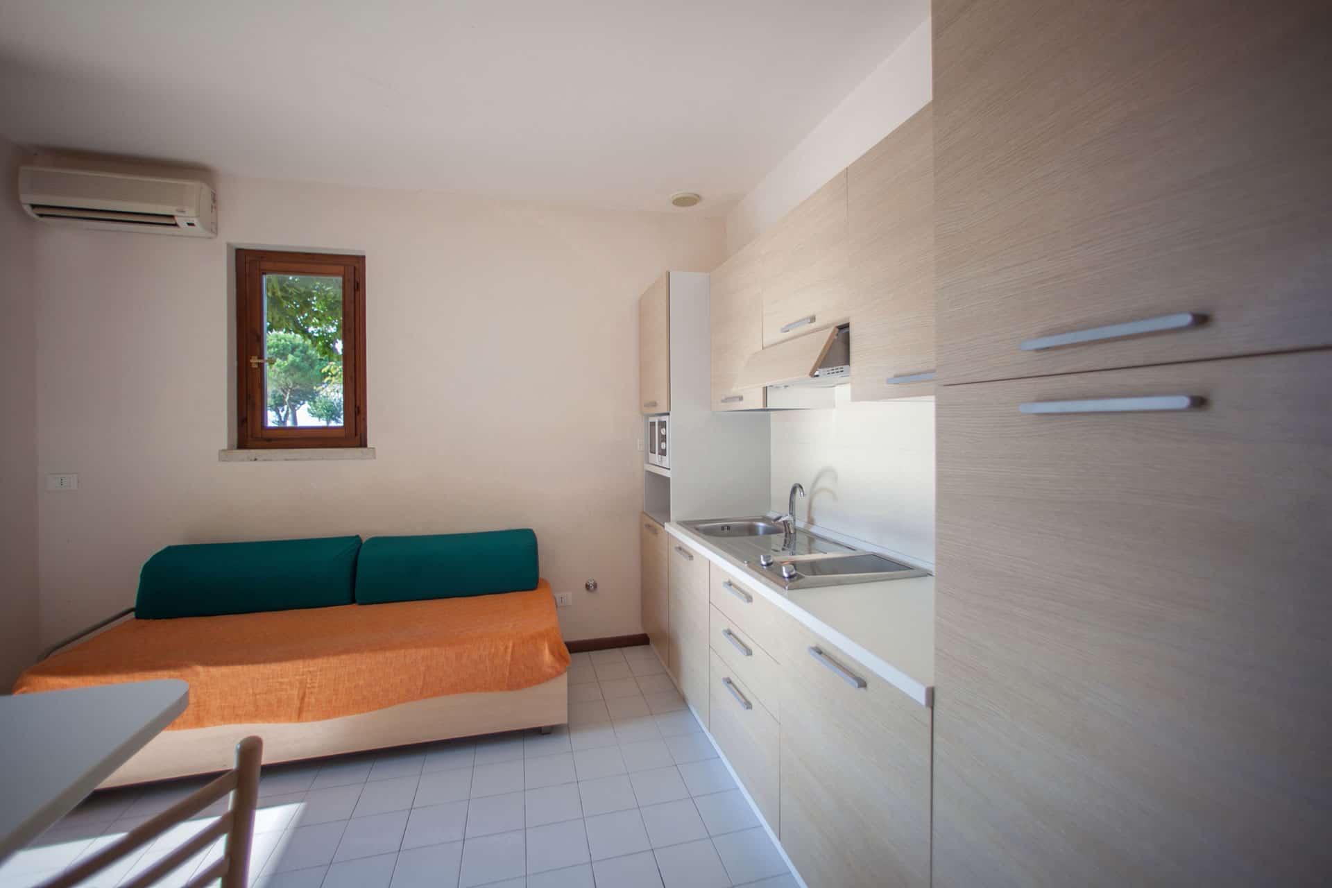 Exemple d'intérieur et de cuisine d'un bungalow de la résidence The Garda Village à Colombare Di Sirmione en Italie Exemple d'intérieur et de cuisine d'un bungalow de la résidence The Garda Village à Colombare Di Sirmione en Italie