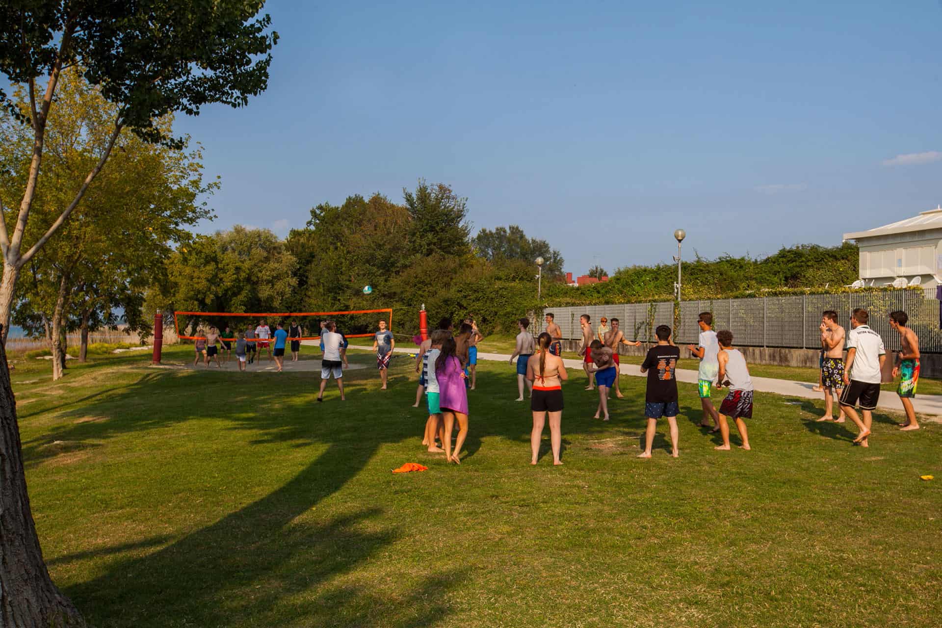 Exemple d'activités - Volley ball - au sein de la résidence The Garda village à Colombare Di Sirmione en Italie Exemple d'activités - Volley ball - au sein de la résidence The Garda village à Colombare Di Sirmione en Italie