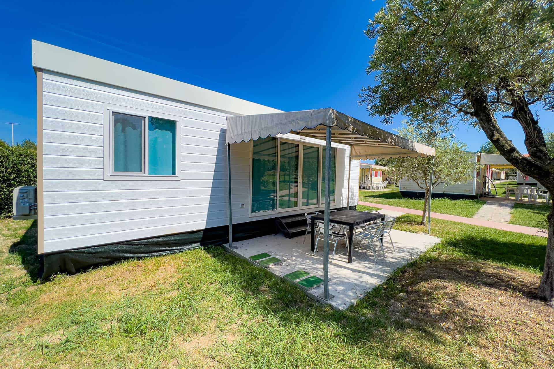 Exemple de mobil home deluxe  de la résidence de vacances The Garda Village à Comombare di Sirmione en Italie Exemple de mobil home deluxe  de la résidence de vacances The Garda Village à Comombare di Sirmione en Italie