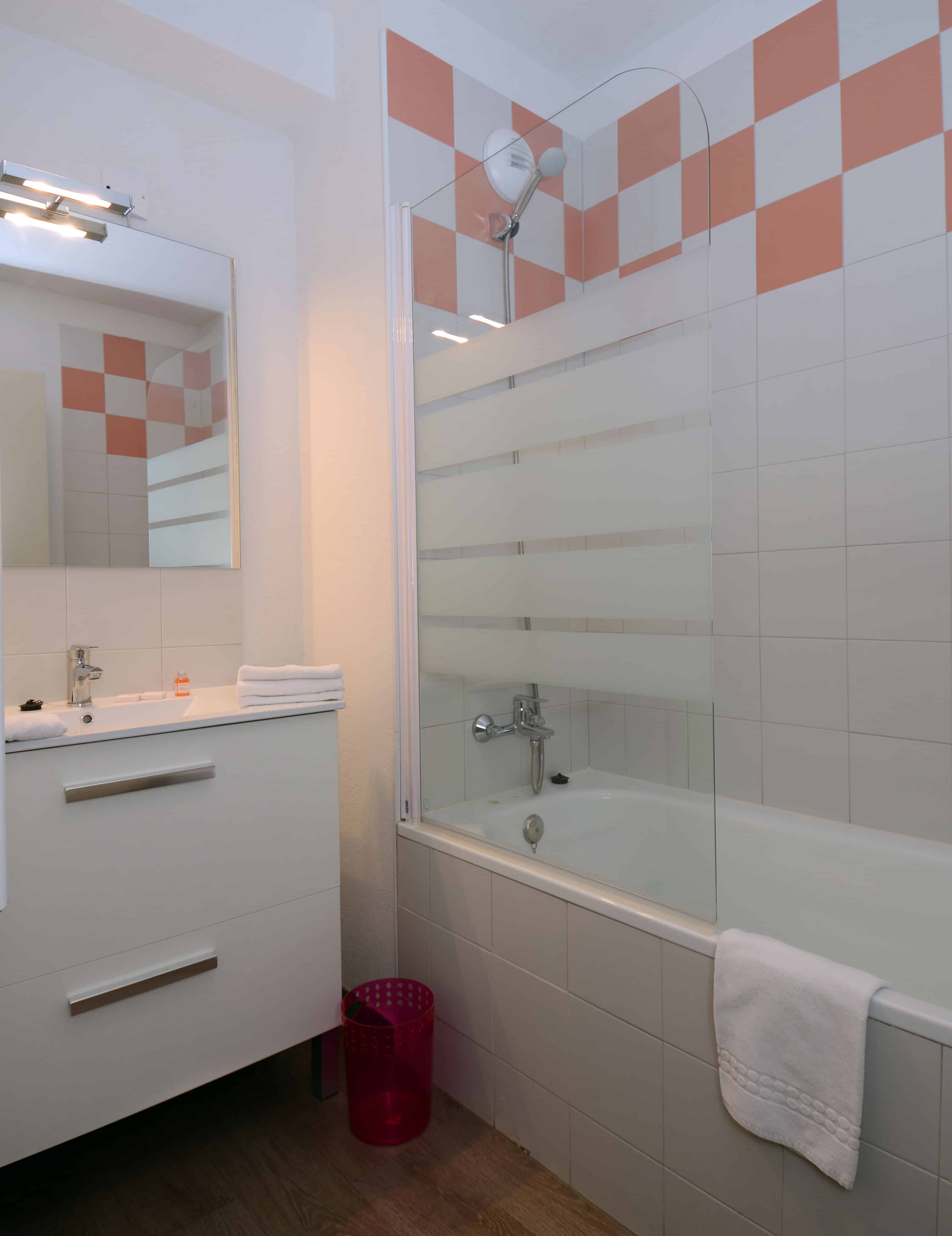 Exemple de salle de bains de la résidence de vacances les Chalets de L'Isard aux Angles dans les Pyrénées Exemple de salle de bains de la résidence de vacances les Chalets de L'Isard aux Angles dans les Pyrénées