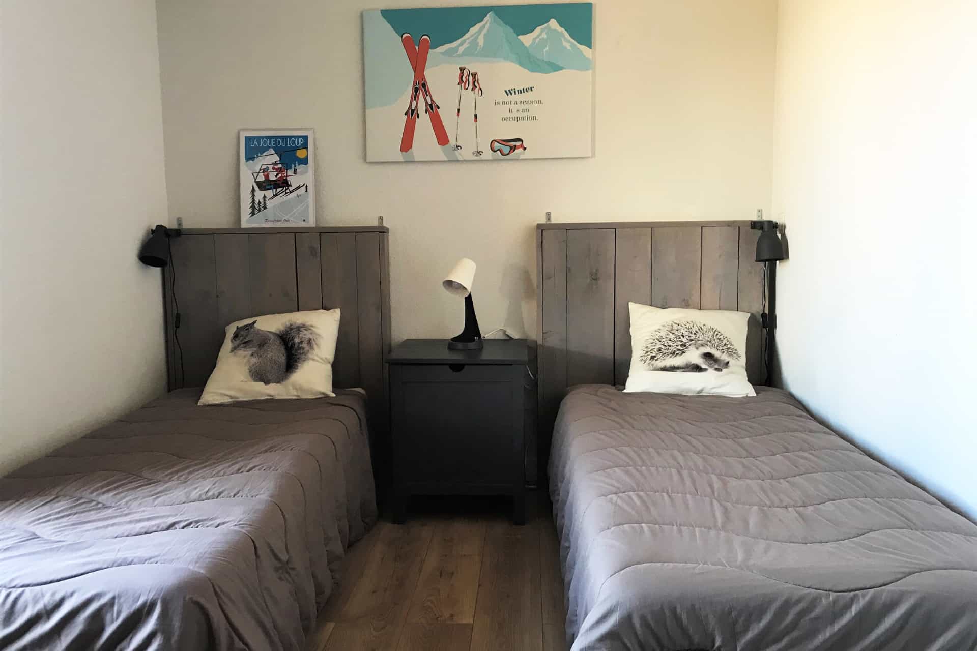 Exemple de chambre avec lits simples d'un chalet de la résidence de vacances Les Flocons du Soleil à La Joue du Loup Exemple de chambre avec lits simples d'un chalet de la résidence de vacances Les Flocons du Soleil à La Joue du Loup