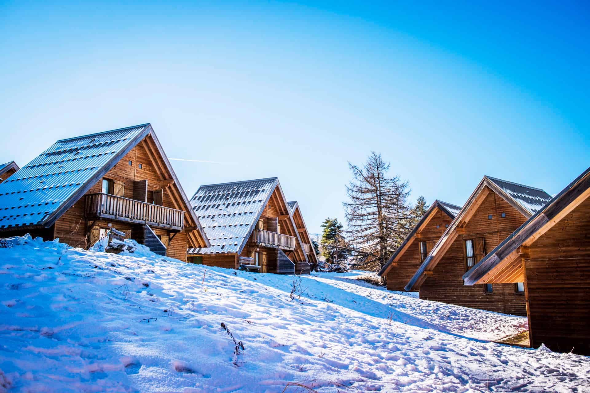 Extérieur des chalets de la résidence de vacances Les Flocons du Soleil à La Joue du Loup Extérieur des chalets de la résidence de vacances Les Flocons du Soleil à La Joue du Loup