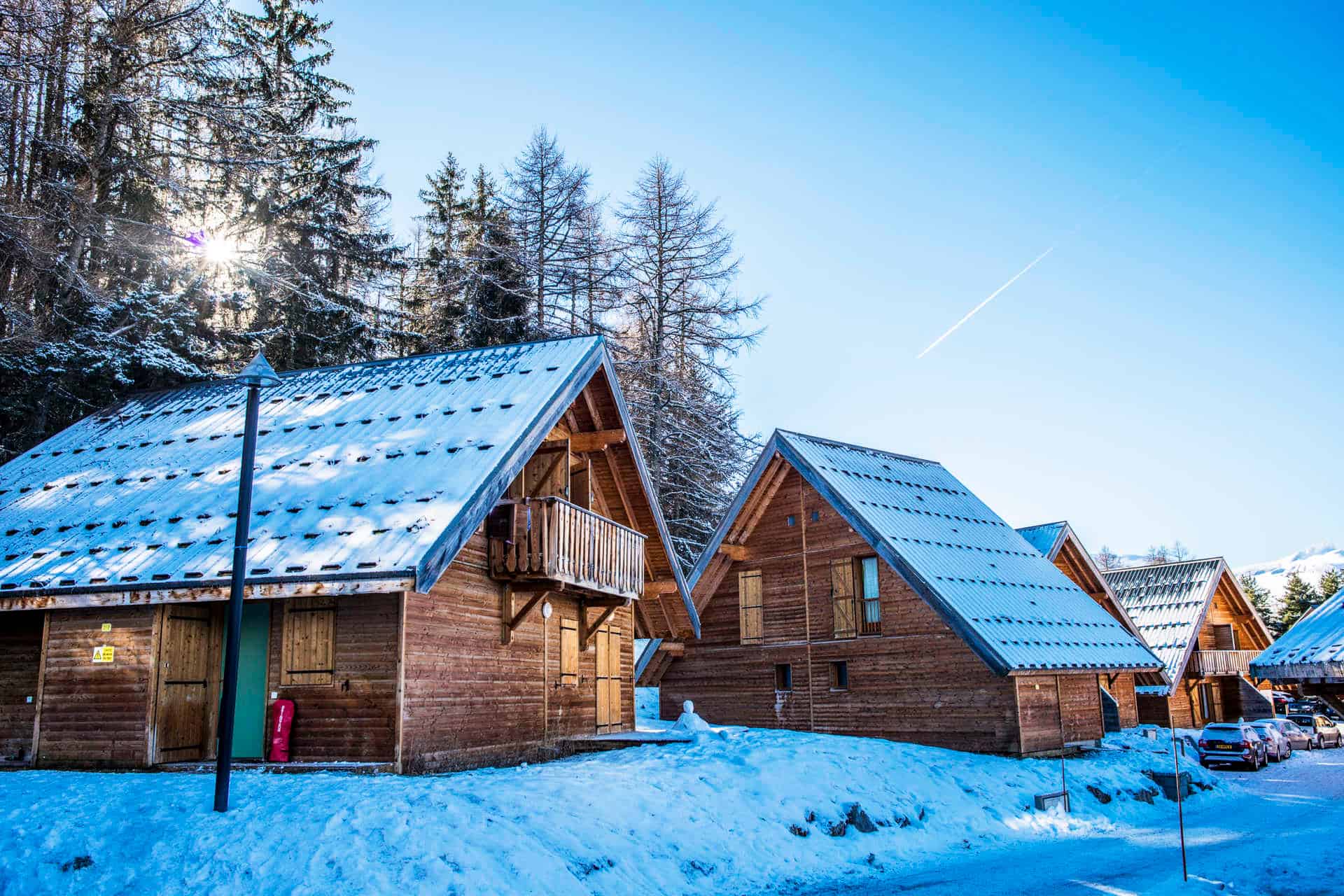 Extérieur des chalets de la résidence de vacances Les Flocons du Soleil à La Joue du Loup Extérieur des chalets de la résidence de vacances Les Flocons du Soleil à La Joue du Loup