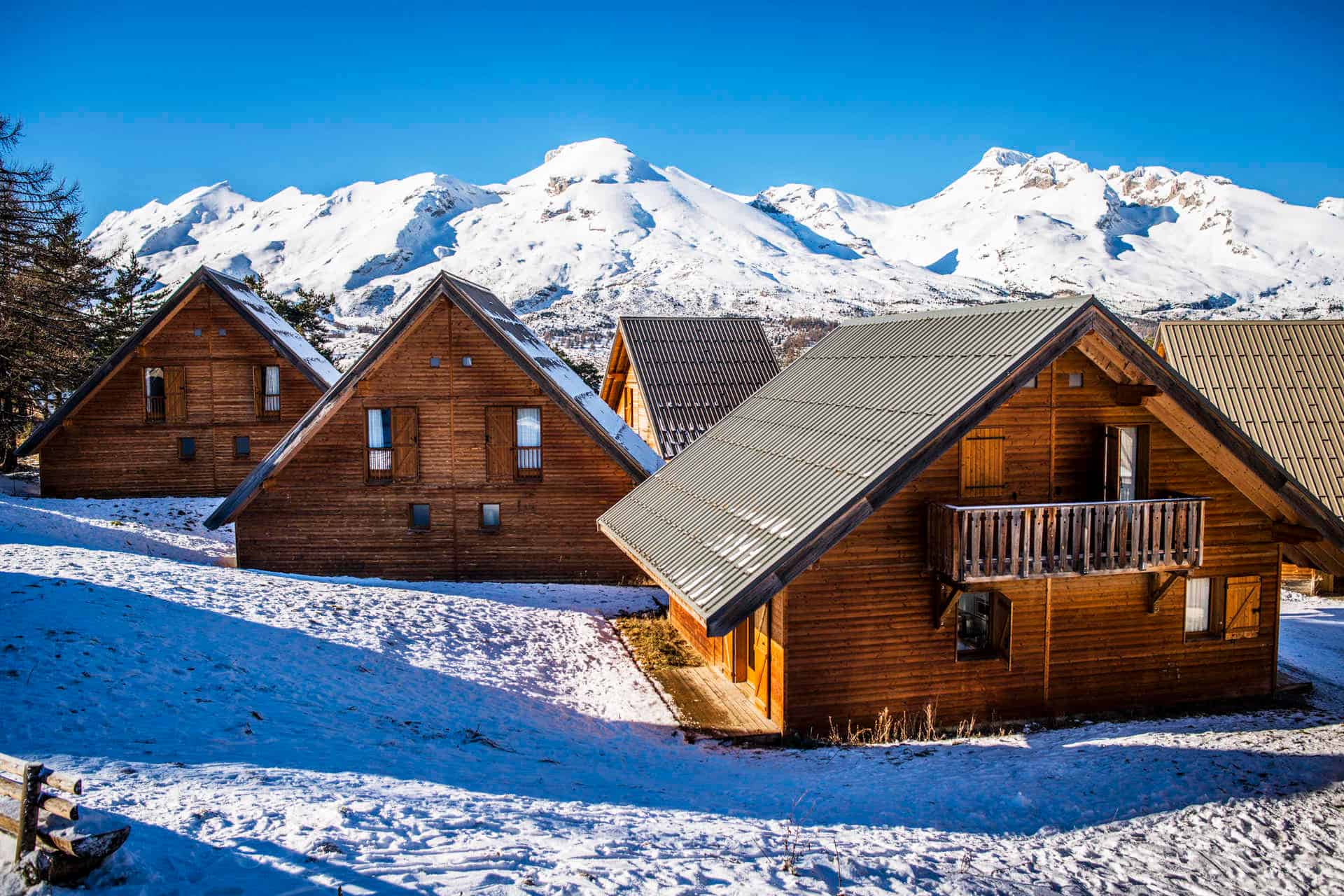 Extérieur des chalets de la résidence de vacances Les Flocons du Soleil à La Joue du Loup Extérieur des chalets de la résidence de vacances Les Flocons du Soleil à La Joue du Loup
