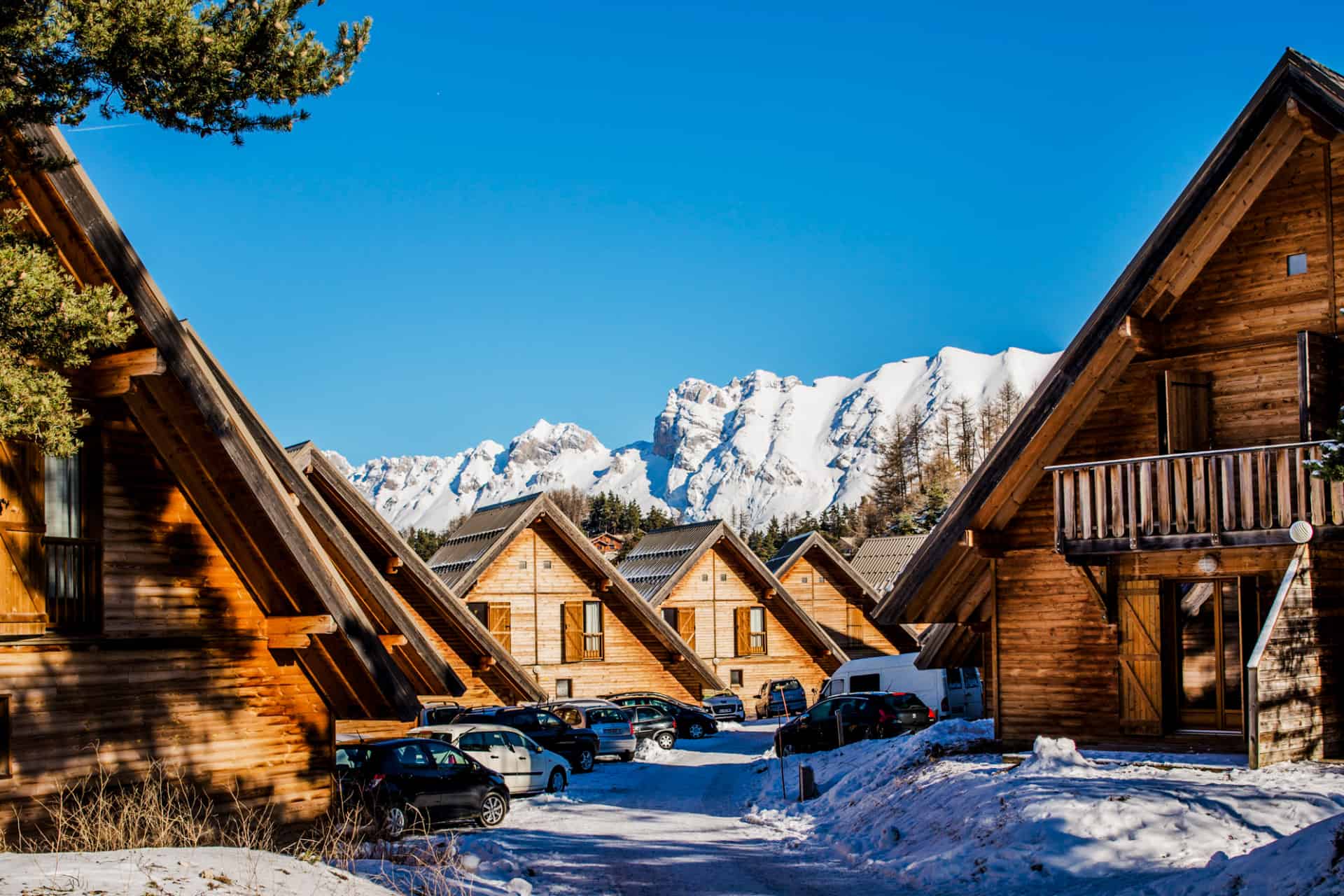 Extérieur des chalets de la résidence de vacances Les Flocons du Soleil à La Joue du Loup Extérieur des chalets de la résidence de vacances Les Flocons du Soleil à La Joue du Loup