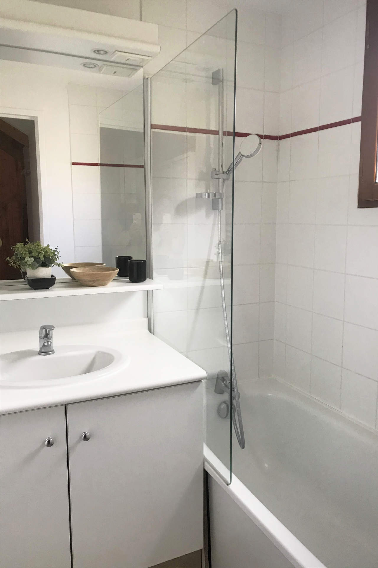 Exemple de salle de bain d'un chalet de la résidence de vacances Les Flocons du Soleil à La Joue du Loup Exemple de salle de bain d'un chalet de la résidence de vacances Les Flocons du Soleil à La Joue du Loup