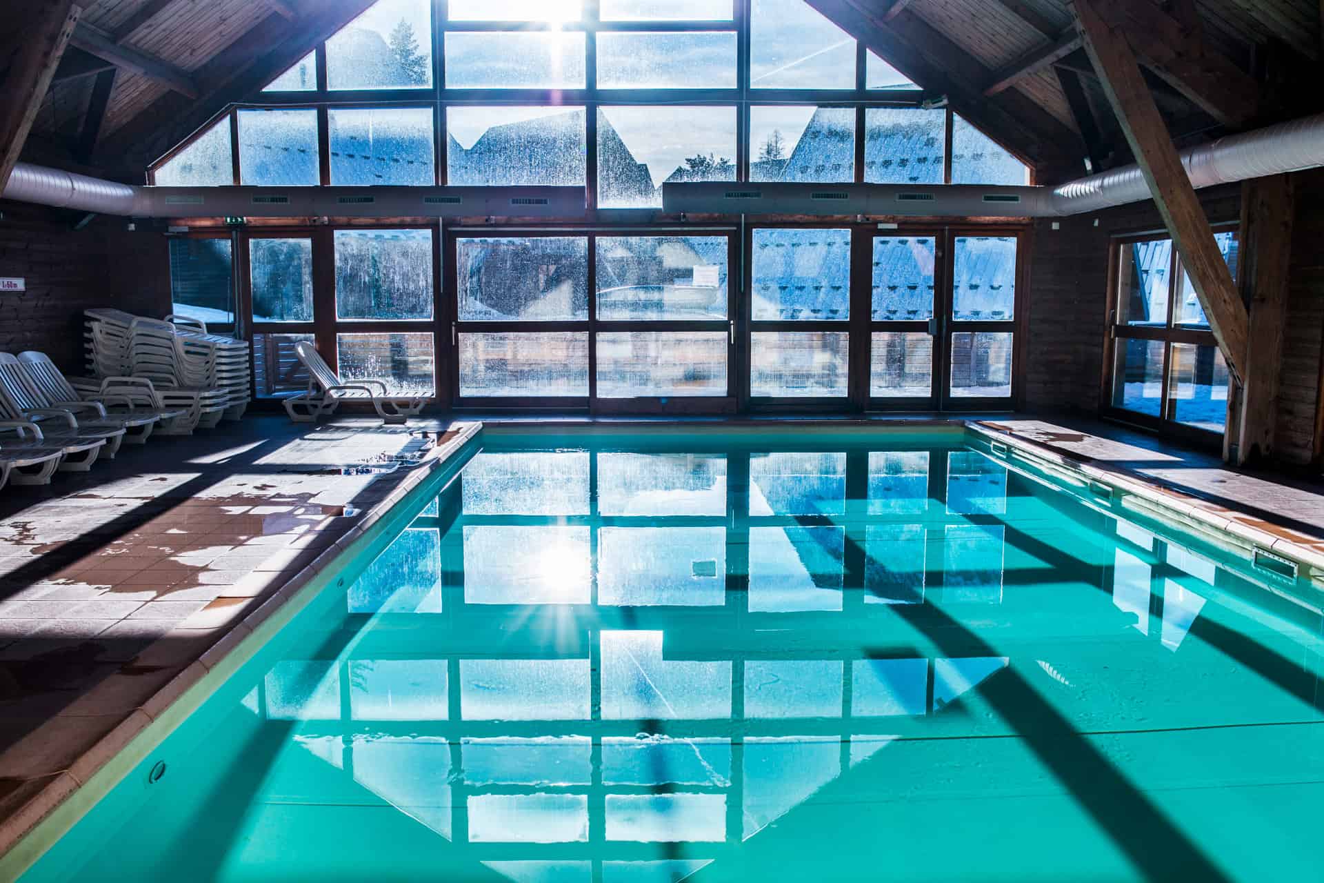 Piscine couverte chauffée de la résidence de vacances Les Flocons du Soleil à La Joue du Loup Piscine couverte chauffée de la résidence de vacances Les Flocons du Soleil à La Joue du Loup