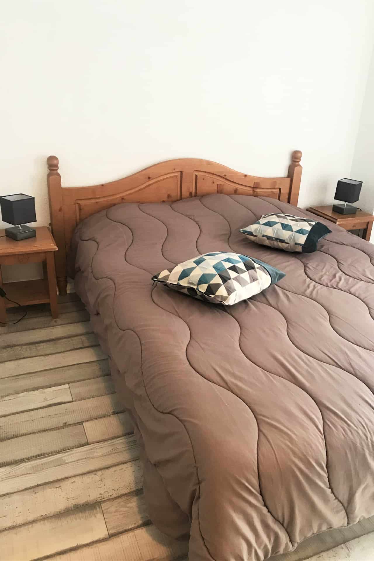 Exemple de chambre avec lit double d'un chalet de la résidence de vacances Les Flocons du Soleil à La Joue du Loup Exemple de chambre avec lit double d'un chalet de la résidence de vacances Les Flocons du Soleil à La Joue du Loup