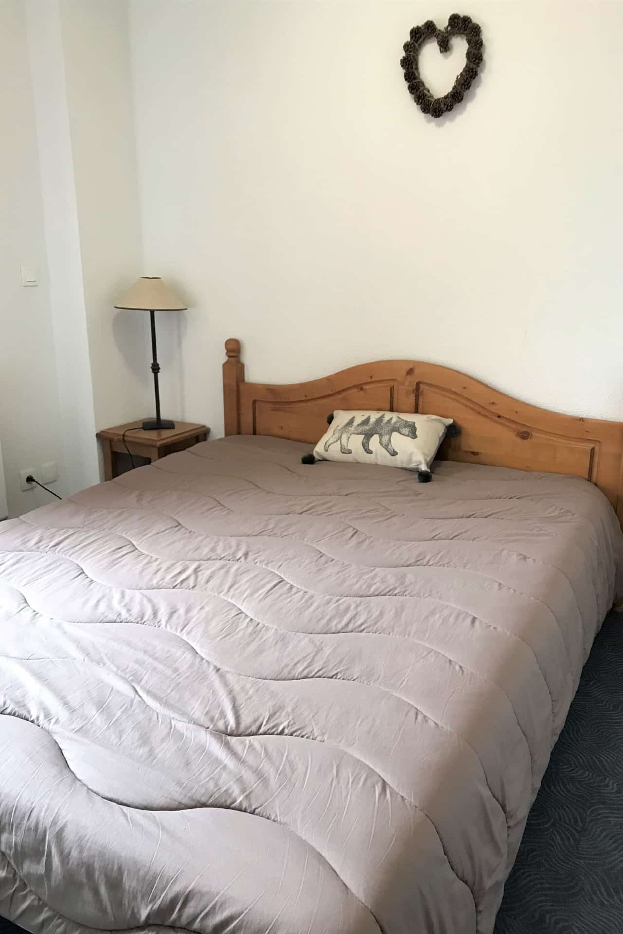 Exemple de chambre avec lit double d'un chalet de la résidence de vacances Les Flocons du Soleil à La Joue du Loup Exemple de chambre avec lit double d'un chalet de la résidence de vacances Les Flocons du Soleil à La Joue du Loup