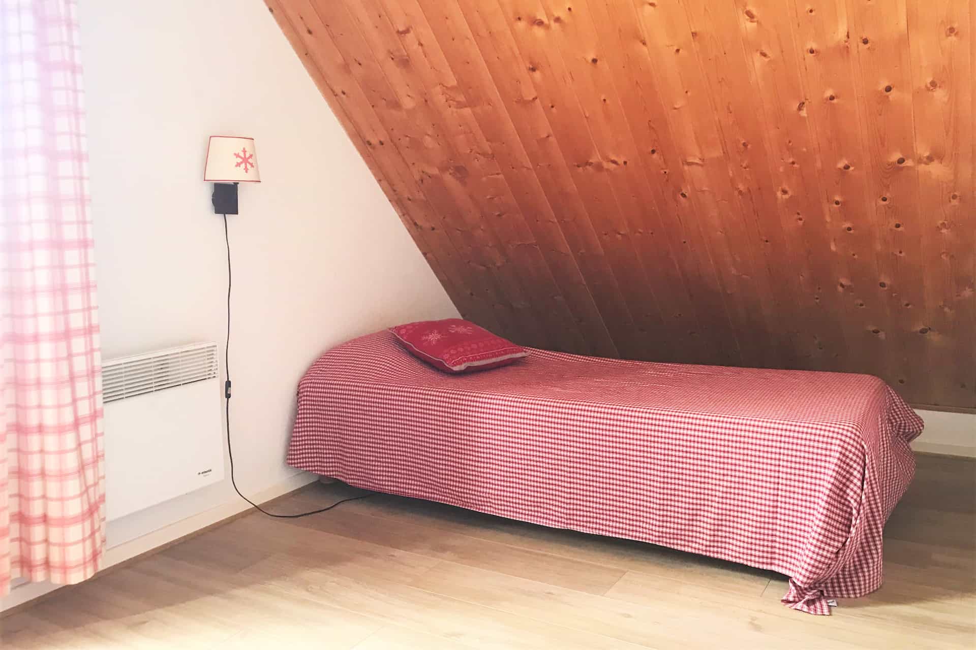 Exemple de lit simple dans une chambre 3 lits simples d'un chalet de la résidence de vacances Les Flocons du Soleil à La Joue du Loup Exemple de lit simple dans une chambre 3 lits simples d'un chalet de la résidence de vacances Les Flocons du Soleil à La Joue du Loup