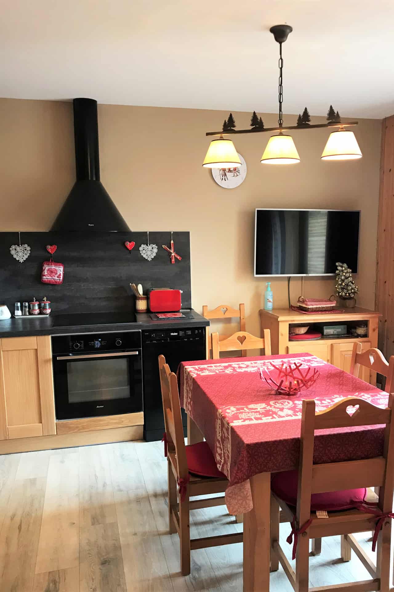 Exemple de séjour avec kitchenette d'un chalet de la résidence de vacances Les Flocons du Soleil à La Joue du Loup Exemple de séjour avec kitchenette d'un chalet de la résidence de vacances Les Flocons du Soleil à La Joue du Loup