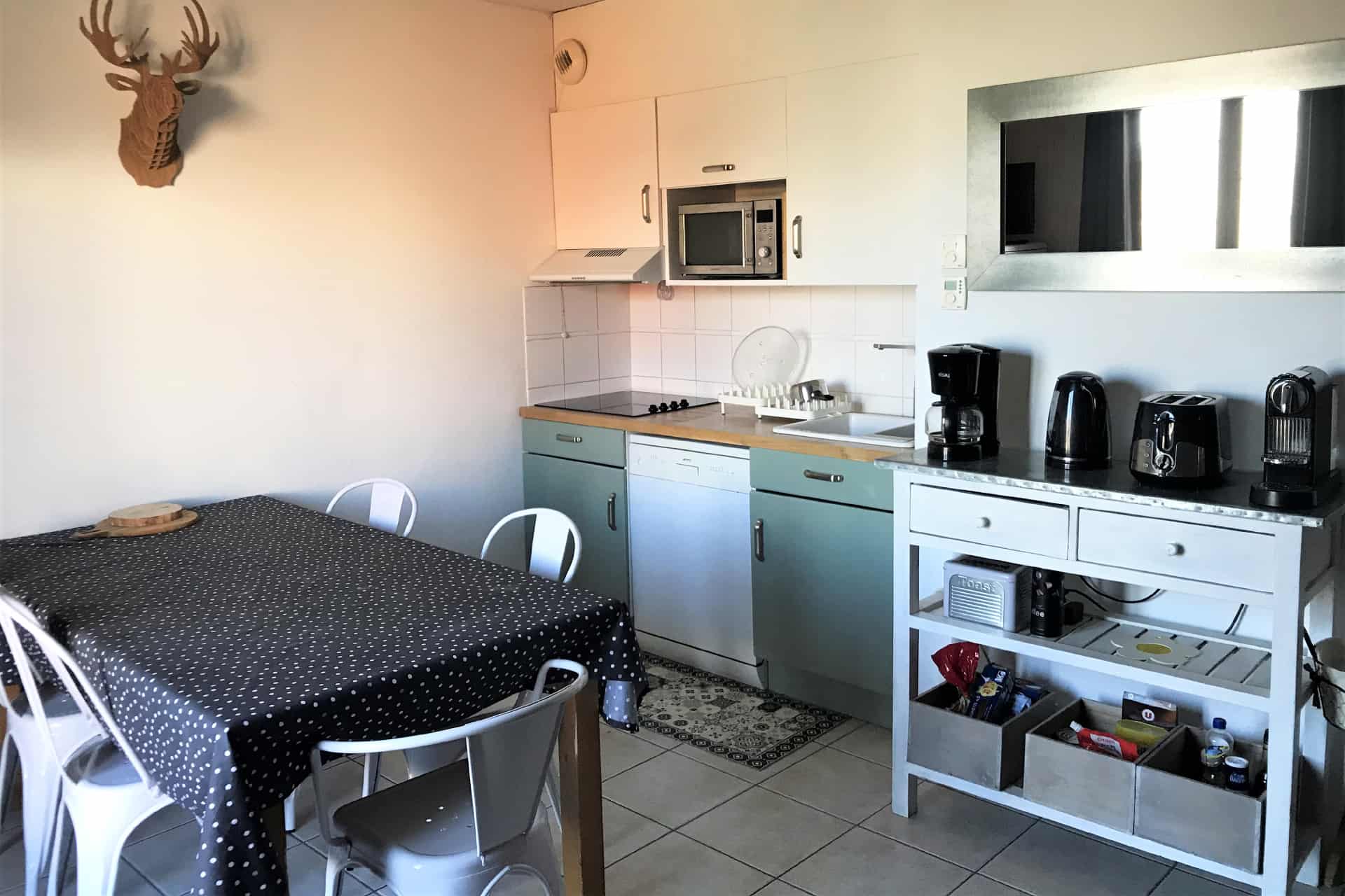 Exemple de séjour avec kitchenette d'un chalet de la résidence de vacances Les Flocons du Soleil à La Joue du Loup Exemple de séjour avec kitchenette d'un chalet de la résidence de vacances Les Flocons du Soleil à La Joue du Loup
