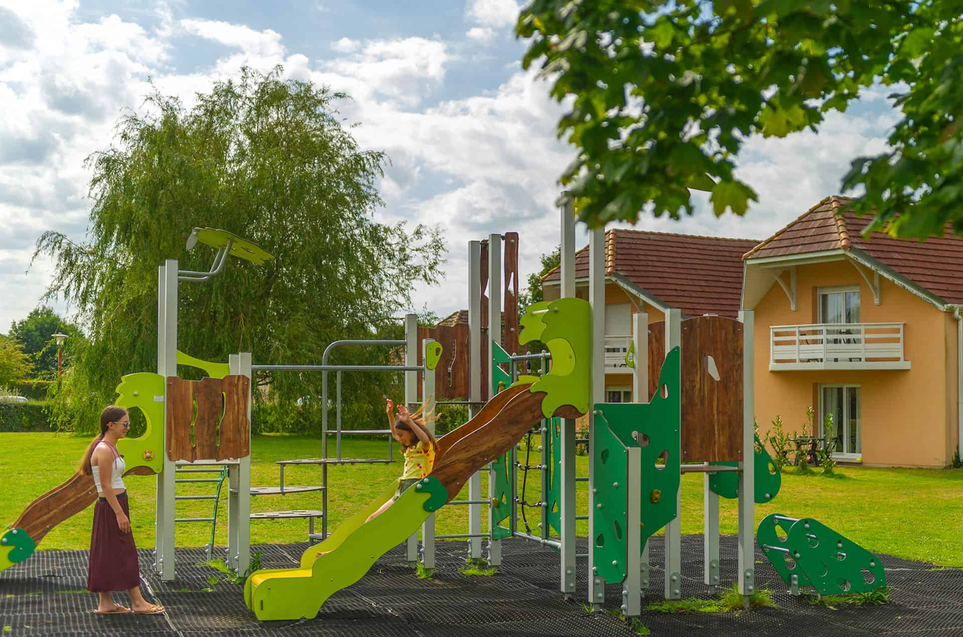 Aire de jeux de la résidence de vacances Goélia Les Portes d'Honfleur en Normandie Aire de jeux de la résidence de vacances Goélia Les Portes d'Honfleur en Normandie