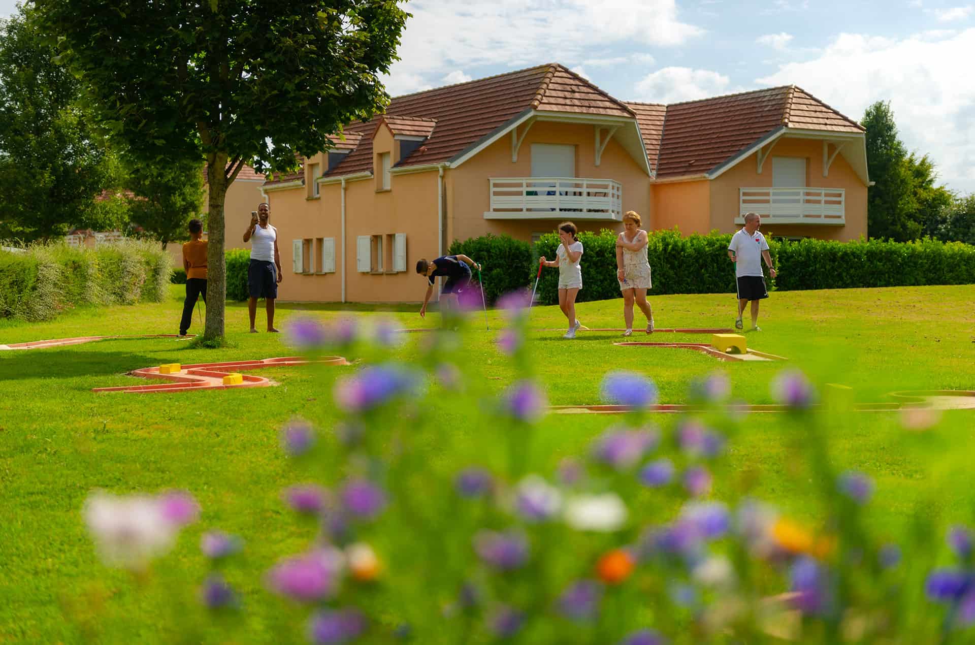 Parcours de mini golf de la résidence de vacances Goélia Les Portes d'Honfleur à Honfleur en Normandie Parcours de mini golf de la résidence de vacances Goélia Les Portes d'Honfleur à Honfleur en Normandie