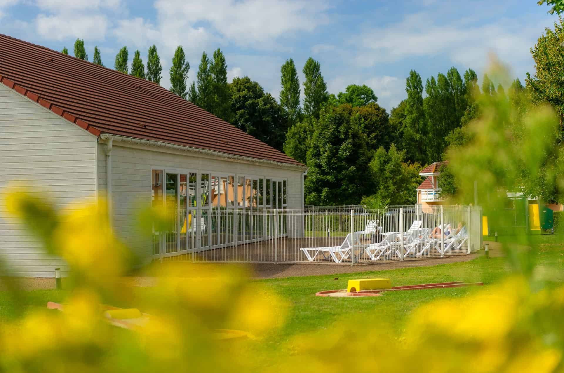 Vue de la piscine de la résidence de vacances Goélia Les Portes d'Honfleur à Honfleur en Normandie Vue de la piscine de la résidence de vacances Goélia Les Portes d'Honfleur à Honfleur en Normandie