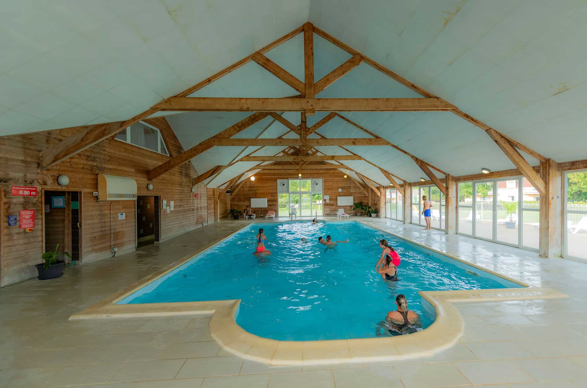 Piscine intérieure chauffée de la résidence de vacances Goélia Les Portes d'Honfleur  Piscine intérieure chauffée de la résidence de vacances Goélia Les Portes d'Honfleur
