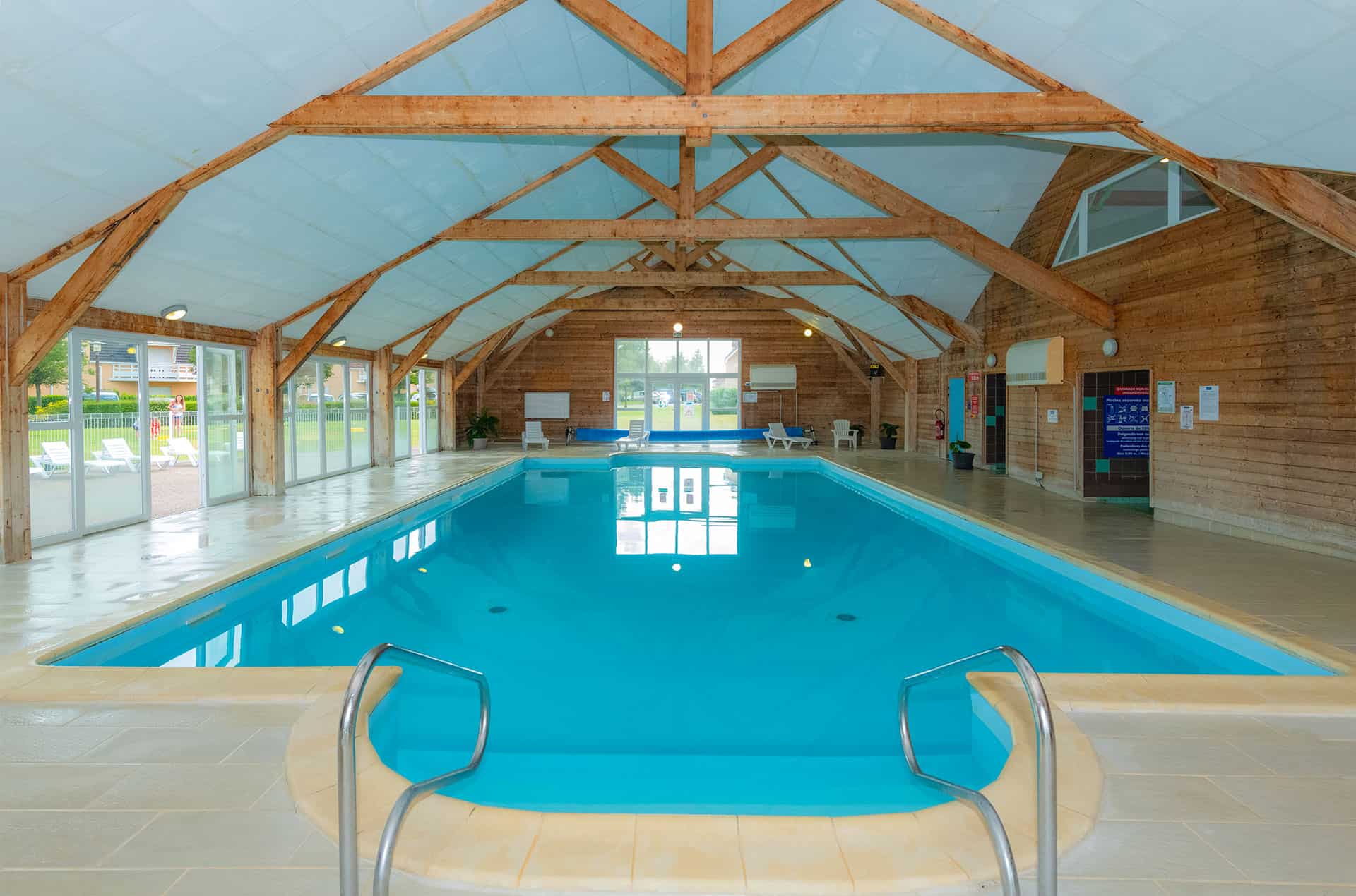 Piscine intérieure chauffée de la résidence de vacances Goélia Les Portes d'Honfleur  Piscine intérieure chauffée de la résidence de vacances Goélia Les Portes d'Honfleur