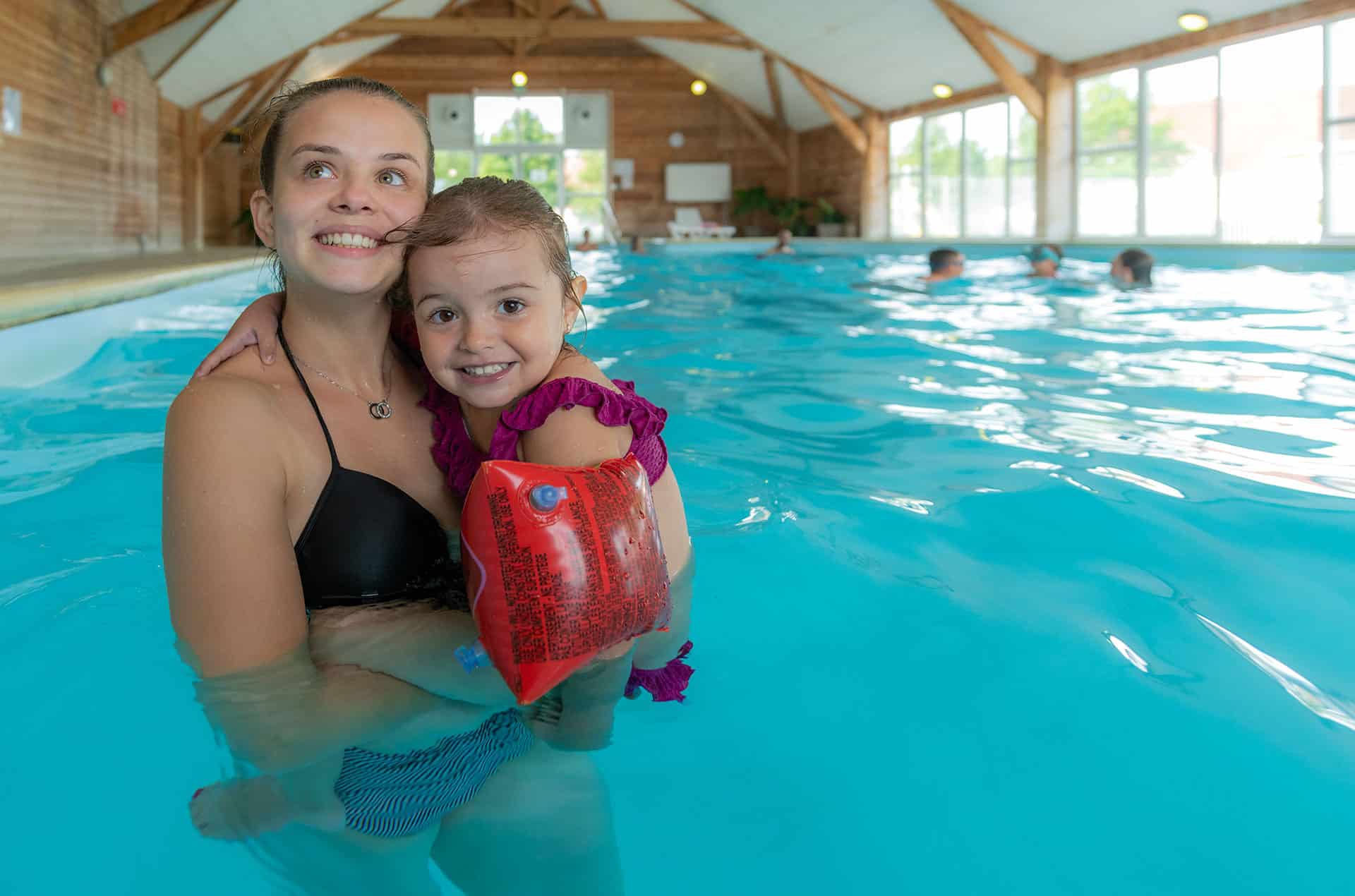 Piscine intérieure chauffée de la résidence de vacances Goélia Les Portes d'Honfleur  Piscine intérieure chauffée de la résidence de vacances Goélia Les Portes d'Honfleur